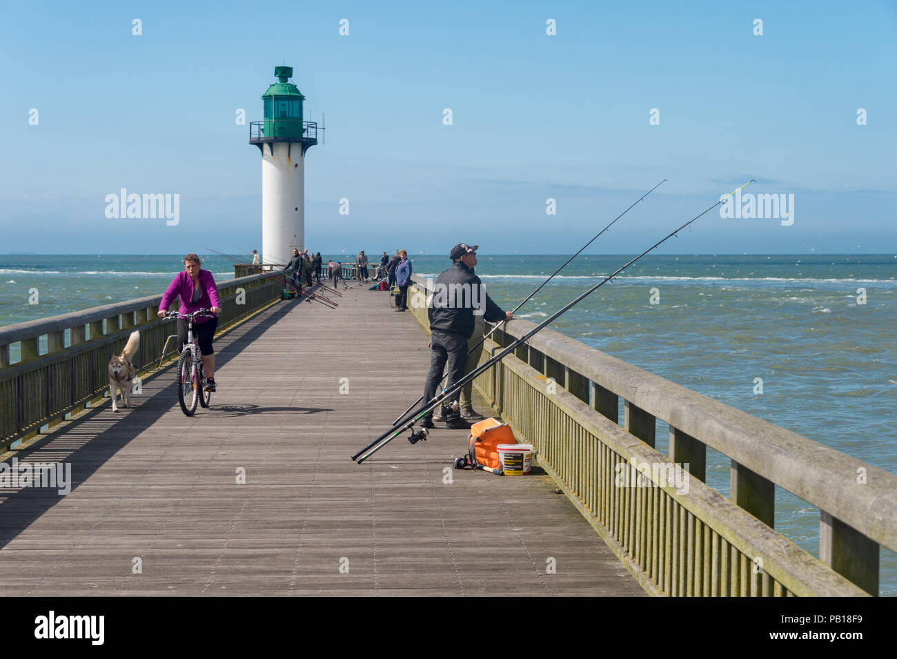 Calais, Frankreich - 19. Juni 2018: Fischer auf der Westanleger im Sommer. Stockfoto