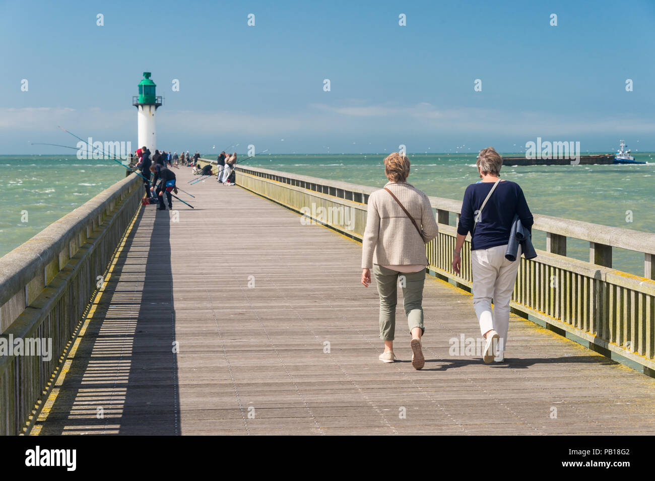 Calais, Frankreich - 19. Juni 2018: Zwei Frauen gehen auf den Westen Steg im Sommer. Stockfoto