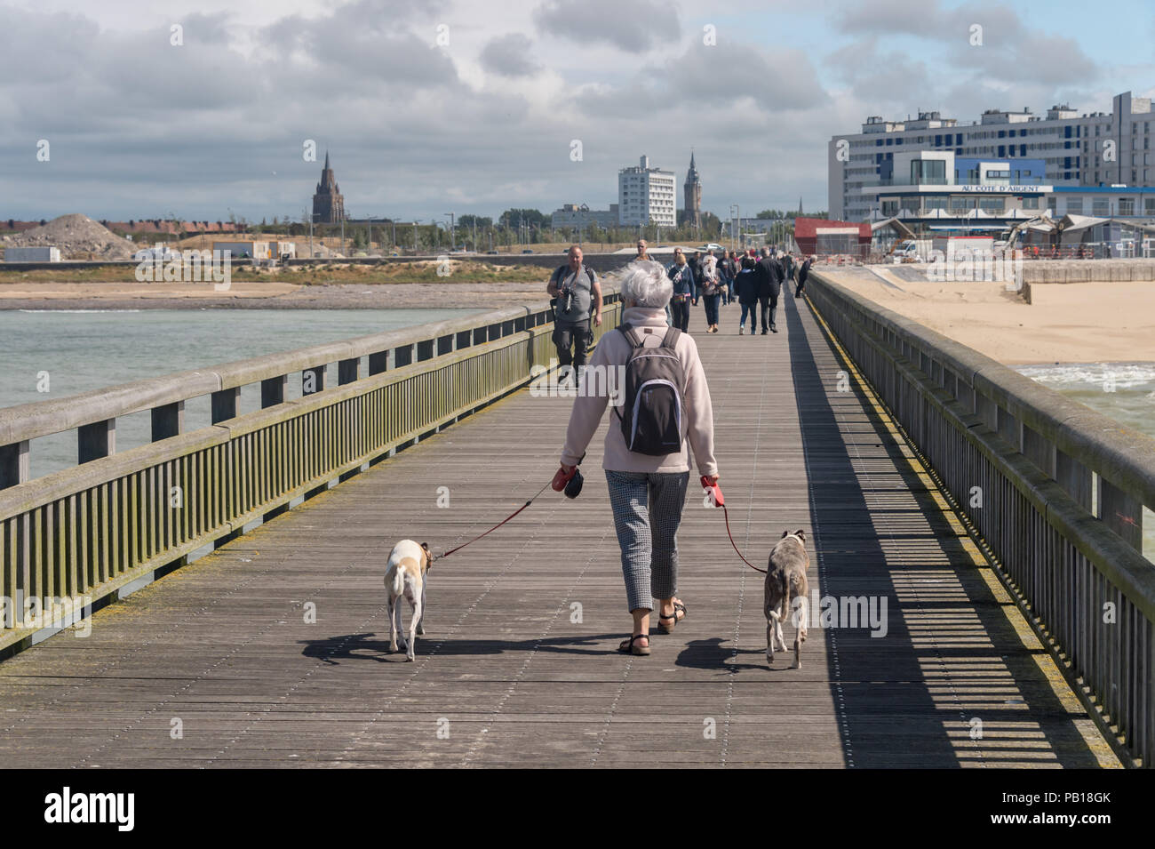 Calais, Frankreich - 19. Juni 2018: die Menschen zu Fuß auf den Westen Steg im Sommer. Stockfoto