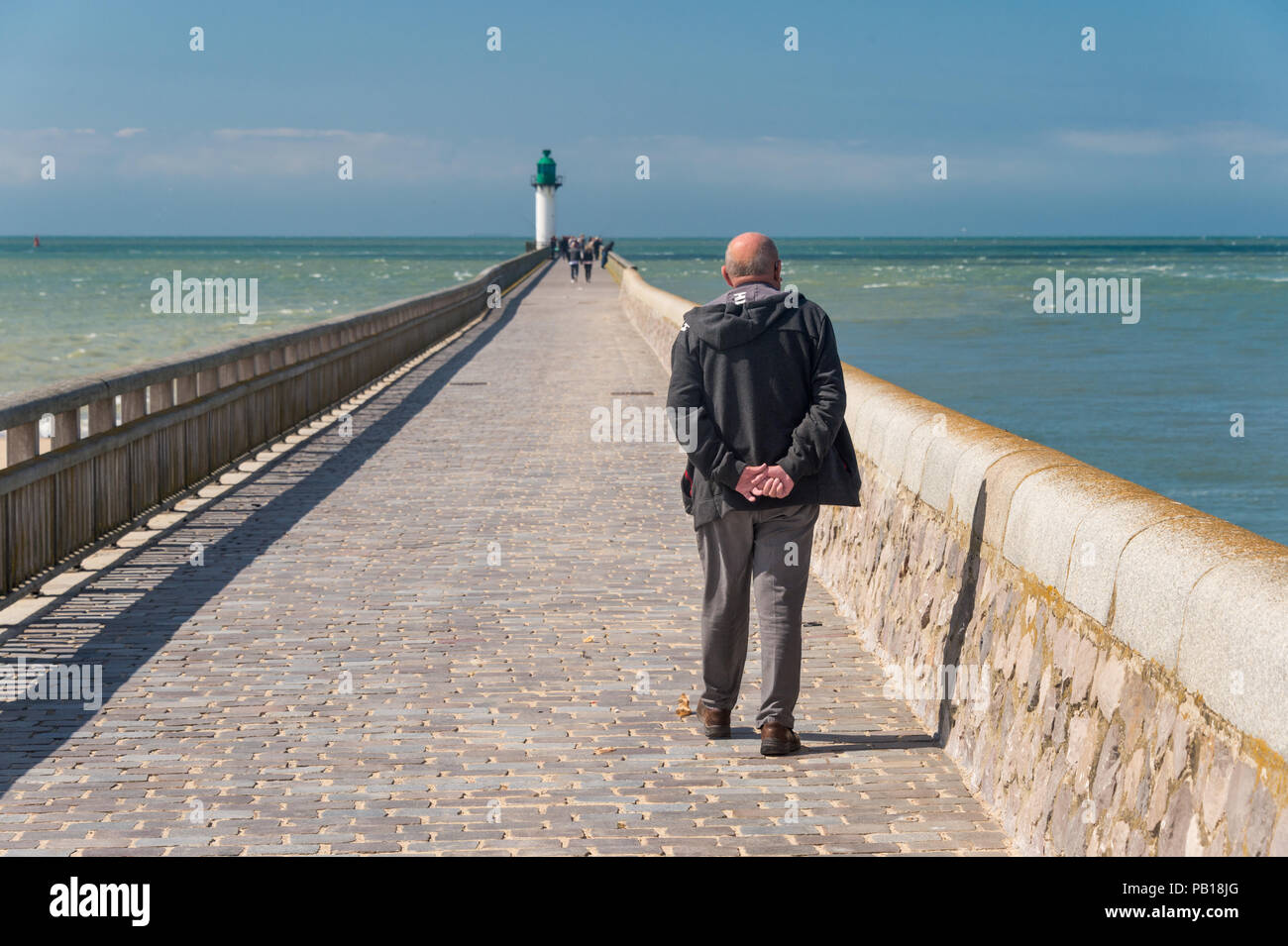 Calais, Frankreich - 19. Juni 2018: Der Mann, der zu Fuß auf der Westanleger im Sommer. Stockfoto