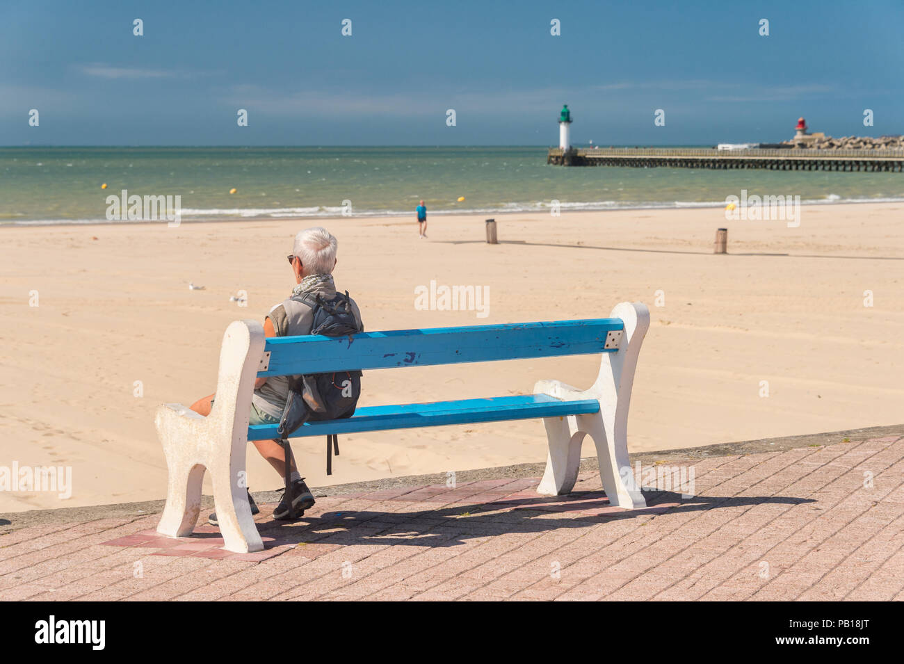Calais, Frankreich - 19. Juni 2018: ältere Frau auf einer Bank sitzen und auf das Meer. Stockfoto
