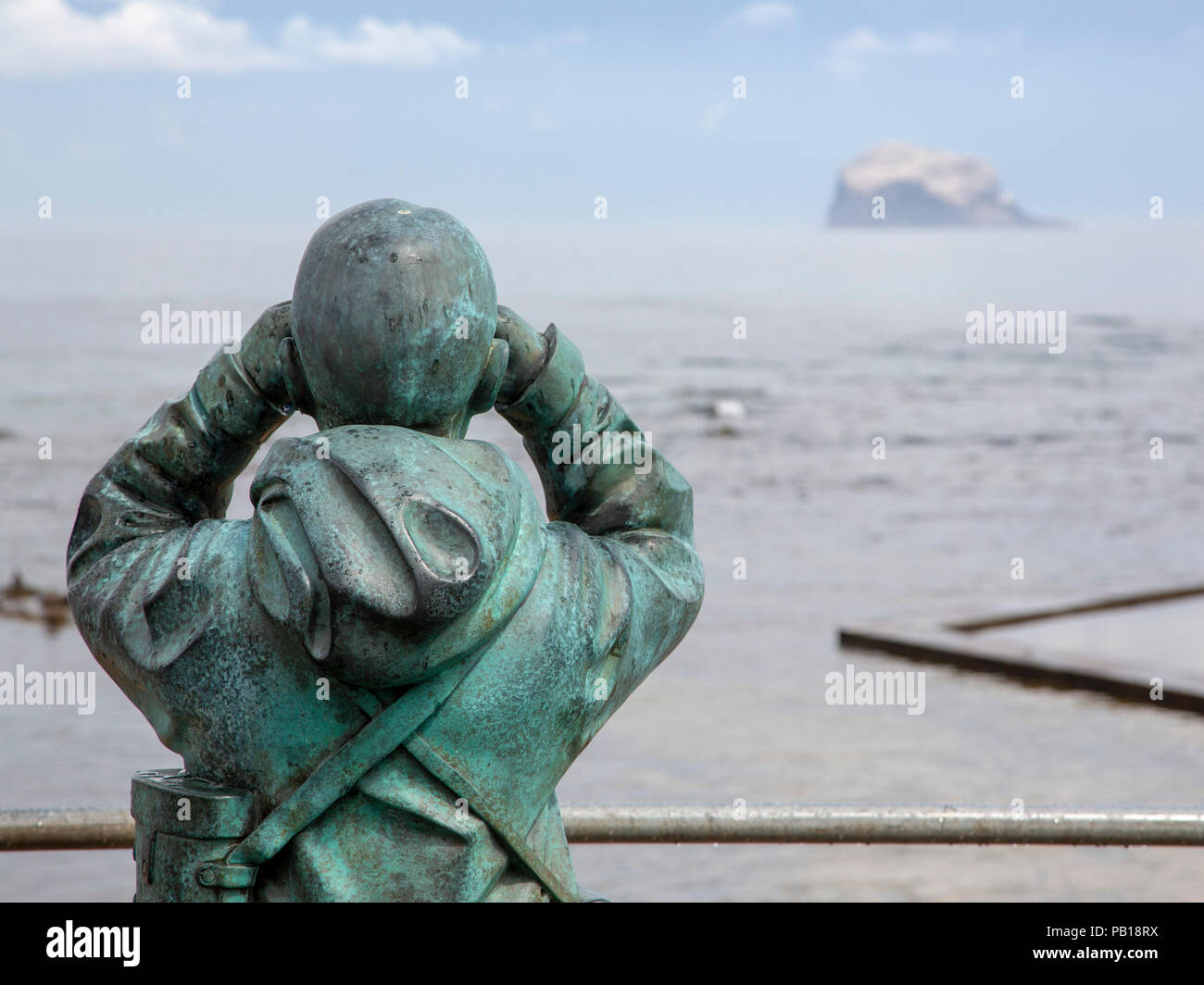 Statue eines Vogelbeobachter in der Nähe der Scottish Seabird Centre North Berwick, East Lothian, Schottland, Vereinigtes Königreich. Stockfoto