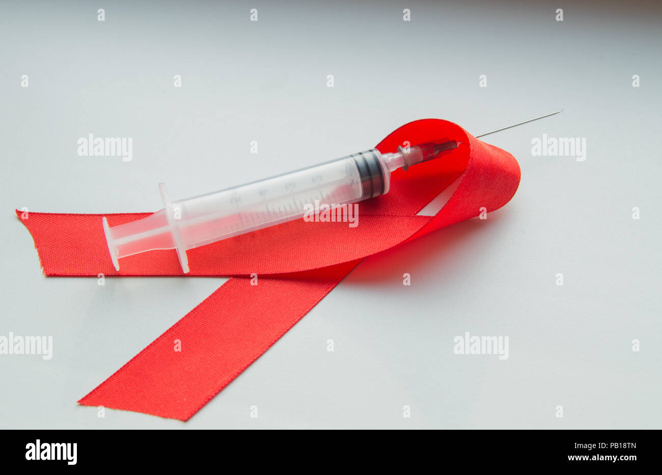 Bewusstsein red ribbon und Spritze auf weißem Hintergrund: Welttag gegen  AIDS, der Förderung der öffentlichen Unterstützung für die Gesundheit der  Menschen, die mit HIV leben im Dezember Stockfotografie - Alamy