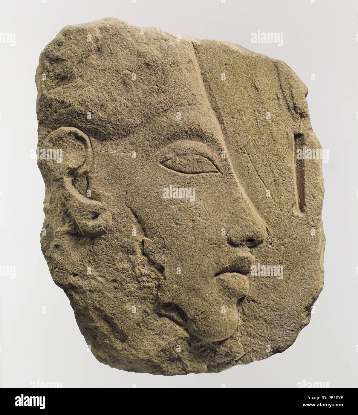 Testlauf des Echnaton, auf der Rückseite ist ein Pferdekopf. Abmessungen: h. 17 cm (6 11/16 in.); w. 13,5 cm (5 5/16 in.). Dynastie: Dynasty 18. Herrschaft: Herrschaft von Echnaton. Datum: Ca. 1353-1336 v. Chr.. Dieses unvollendete Studie des Kopfes des Echnaton war eine von mehreren ausgegraben von Flinders Petrie und Howard Carter in 1891-92 aus Werkstätten der Bildhauer" in Tell el-Amarna, die neue königliche Hauptstadt von Echnaton gegründet. Es kam zu dem Museum aus der Sammlung von Lord Amherst, der die Ausgrabungen gefördert. Es zeigt den König in den späteren, mehr naturalistischen Amarna Stil. Die charakteristischen Attribute der Stockfoto