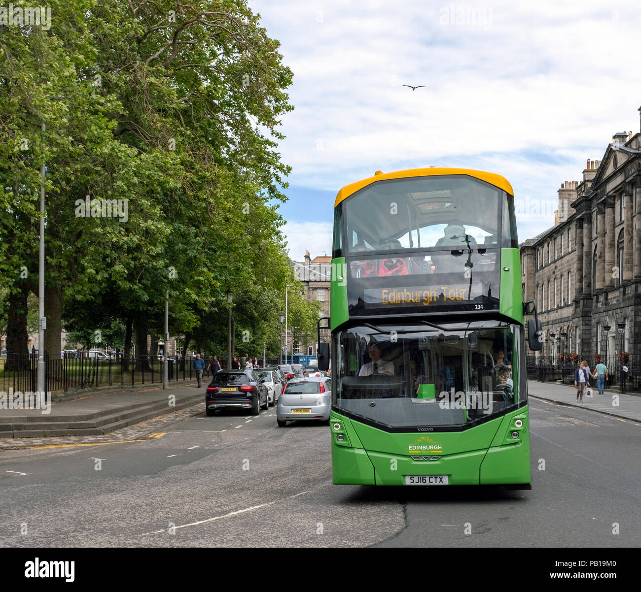Eine grüne und gelbe Sightseeing Bus in Charlotte Square, Edinburgh, Schottland, Vereinigtes Königreich. Stockfoto