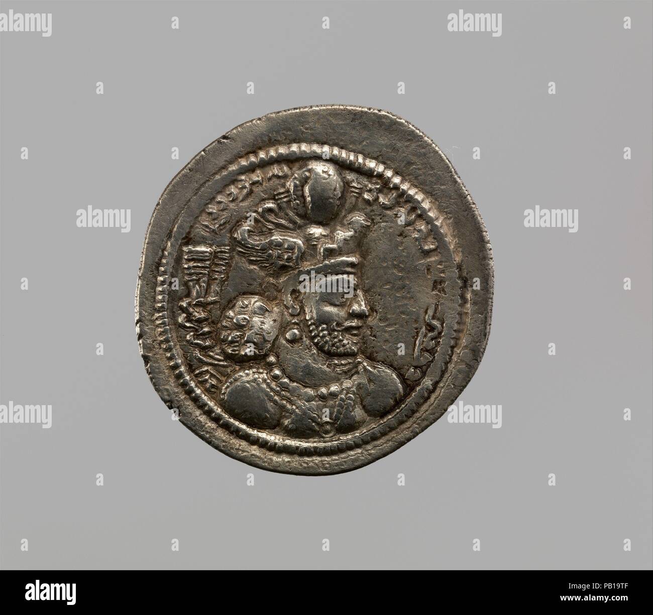 Drachm von Bahram IV. Kultur: Sassanidischen. Abmessungen: 0,06 in. (0,15 cm). Datum: Ca. N.chr. 388-99. Der Münze Vorderseite verfügt über die Büste der Sassanidischen König Bahram IV., der trägt eine Krone mit einem Diadem und ein Paar Flügel, einem einzigen crenellation, ein Globus und zwei Verrundungen. Auf der Rückseite, der König ist sowohl auf der rechten und linken ein flammendes Feuer Altar dargestellt. Royal zentrale Behörden kontrolliert alle Sassanidischen münzprägeanstalten und im Allgemeinen, das Lineal ist auf Sassanidischen münzen mit seinem einzelnen Krone dargestellt. Münzen für 32 sassanidischen Herrscher bekannt sind und zusätzlich zu ihrer Bedeutung für die wirtschaftliche Hi Stockfoto