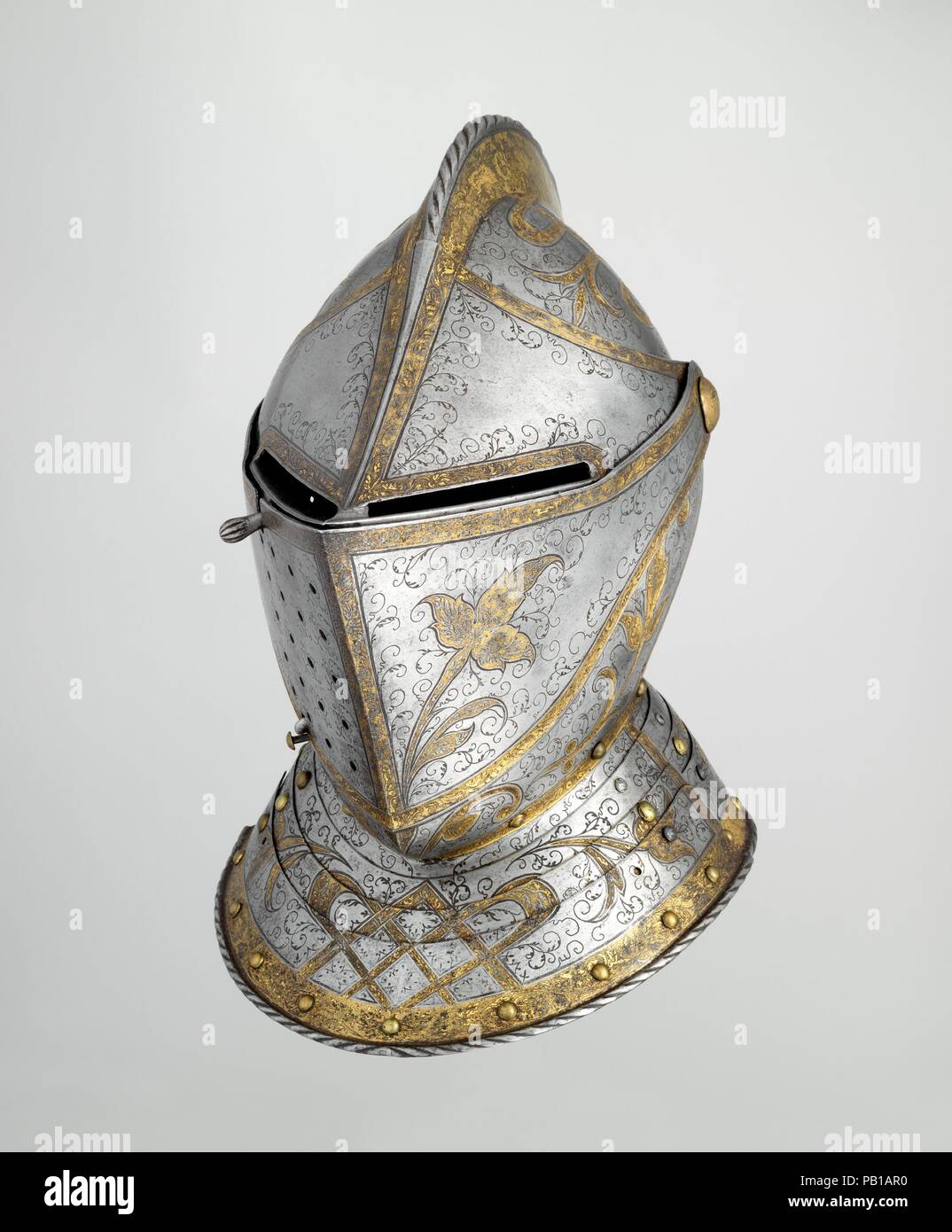 Schließen Helm aus einer Garnitur für ein Mitglied der d'Avalos Familie. Kultur: Deutsche, Augsburg. Abmessungen: H.13 cm. (33,7 cm); W. 10. (25,4 cm); D. 14 1/4 in. (36,2 cm); Wt. 9 lb. (4082 g). Datum: Ca. 1560-70. Dieser Helm war ursprünglich Teil eines kompletten Bereich Rüstung für ein Mitglied der d'Avalos Familie gemacht, wahrscheinlich Ferrante Francesco d'Avalos (1531-1571), Marquis von Vasto, die der König von Spanien, der Gouverneur von Mailand (1560-63), Vizekönig von Sizilien (1568-71) serviert, und Oberbefehlshaber der spanischen Streitkräfte in Norditalien. Die einzige andere Überlebende, Teile der Rüstung, zusätzlich zu Stockfoto