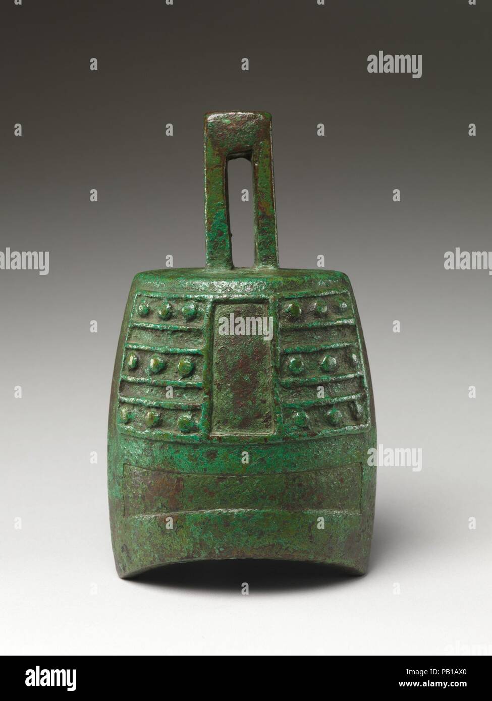 Bell (Zhong). Kultur: China. Abmessungen: H.7. (17,8 cm); W. 3 3/4 in. (9,5 cm); D.3. 7,6 cm (3 Zoll). Museum: Metropolitan Museum of Art, New York, USA. Stockfoto