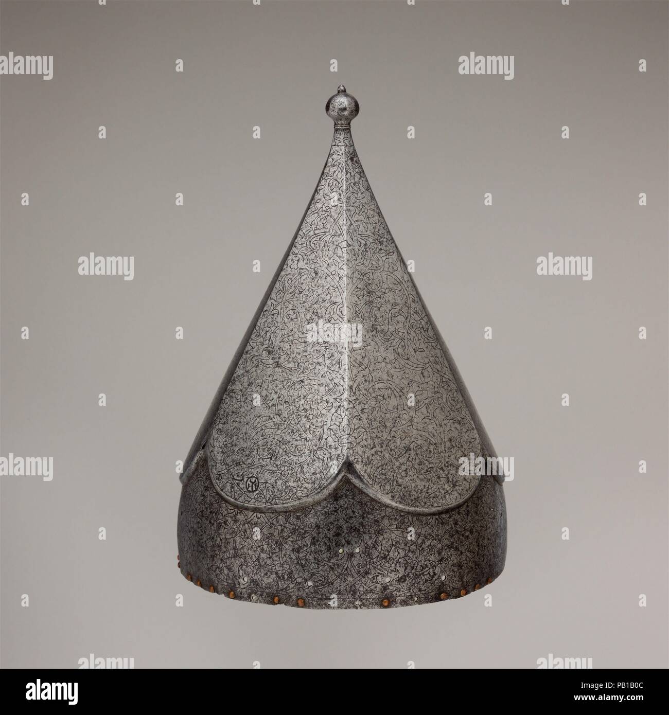 Helm. Kultur: Türkisch. Abmessungen: H. 13in. (33.02 cm); Durchm. 8 1/4 in. (20,96 cm); Wt. 2 lb. 8 oz. (1257 g). Datum: Ca. 1580. Die Dekoration der Split Blätter und Arabesken häufig auf Osmanische Keramik und Teppichen aus der Mitte des sechzehnten Jahrhunderts gefunden. Ursprünglich war die Schüssel hatte einen Rand mit einem verschiebbaren nasal, cheekpieces und eine Nackenstütze. Zwei vollständige Beispiele - eine Mamluk (acc.-Nr. 31,12.126), die anderen Osmanischen (acc.-Nr. 04.3.456 a) - sind auch in der Sammlung des Museums. Museum: Metropolitan Museum of Art, New York, USA. Stockfoto