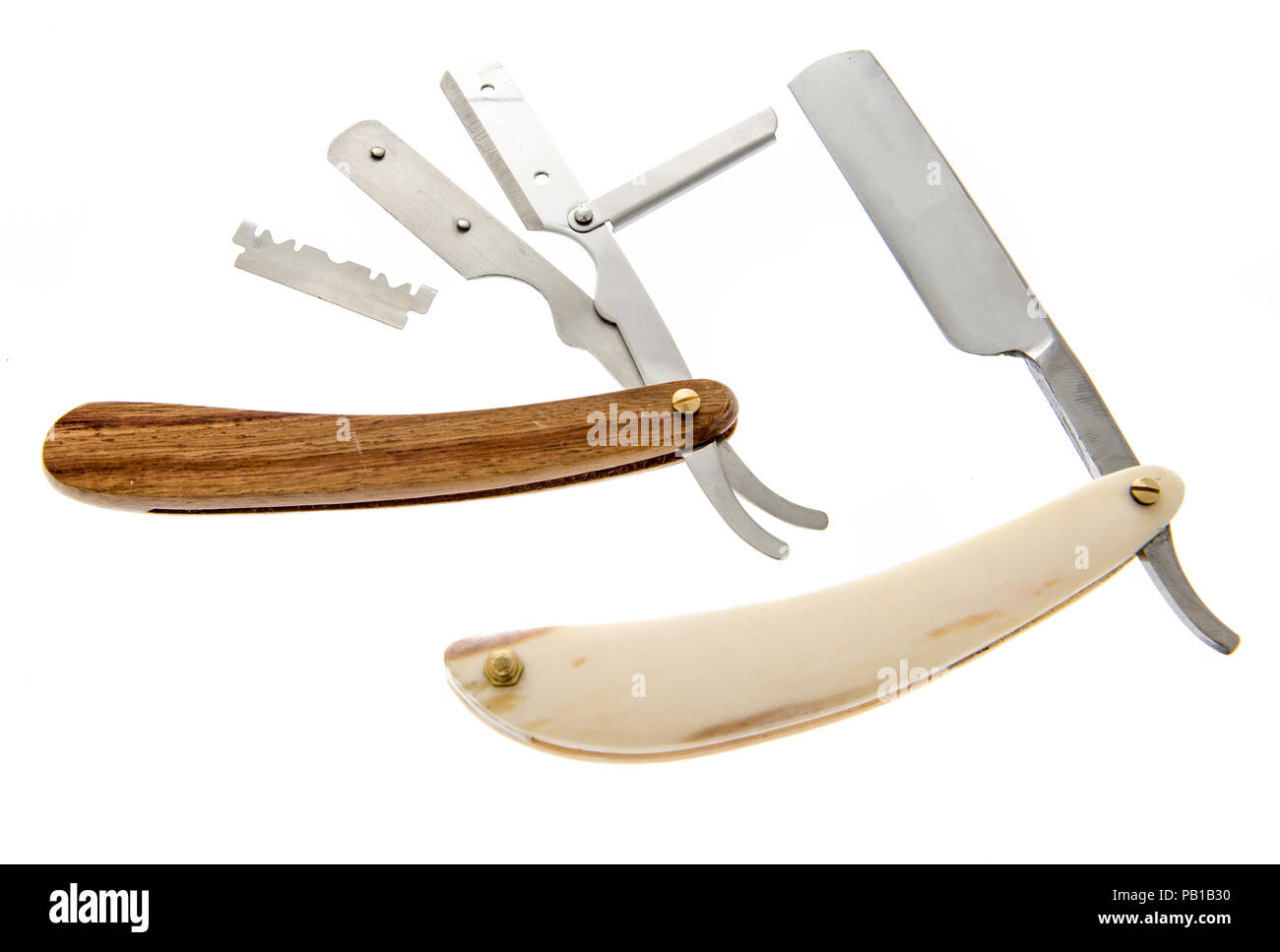 Ein Rasiermesser mit einem Holzgriff eröffnet die Klinge mit Elfenbein zu ersetzen Griff mit fester Klinge auf einem isolierten Hintergrund. Stockfoto