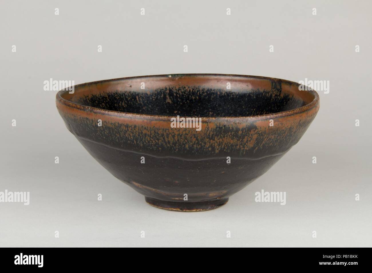 Schüssel. Kultur: China. Abmessungen: H. 3 1/2 in. (8,9 cm); Durchm. 8 in. (20,3 cm); Durchm. der Fuß 2 5/8 in. (6,7 cm). Museum: Metropolitan Museum of Art, New York, USA. Stockfoto