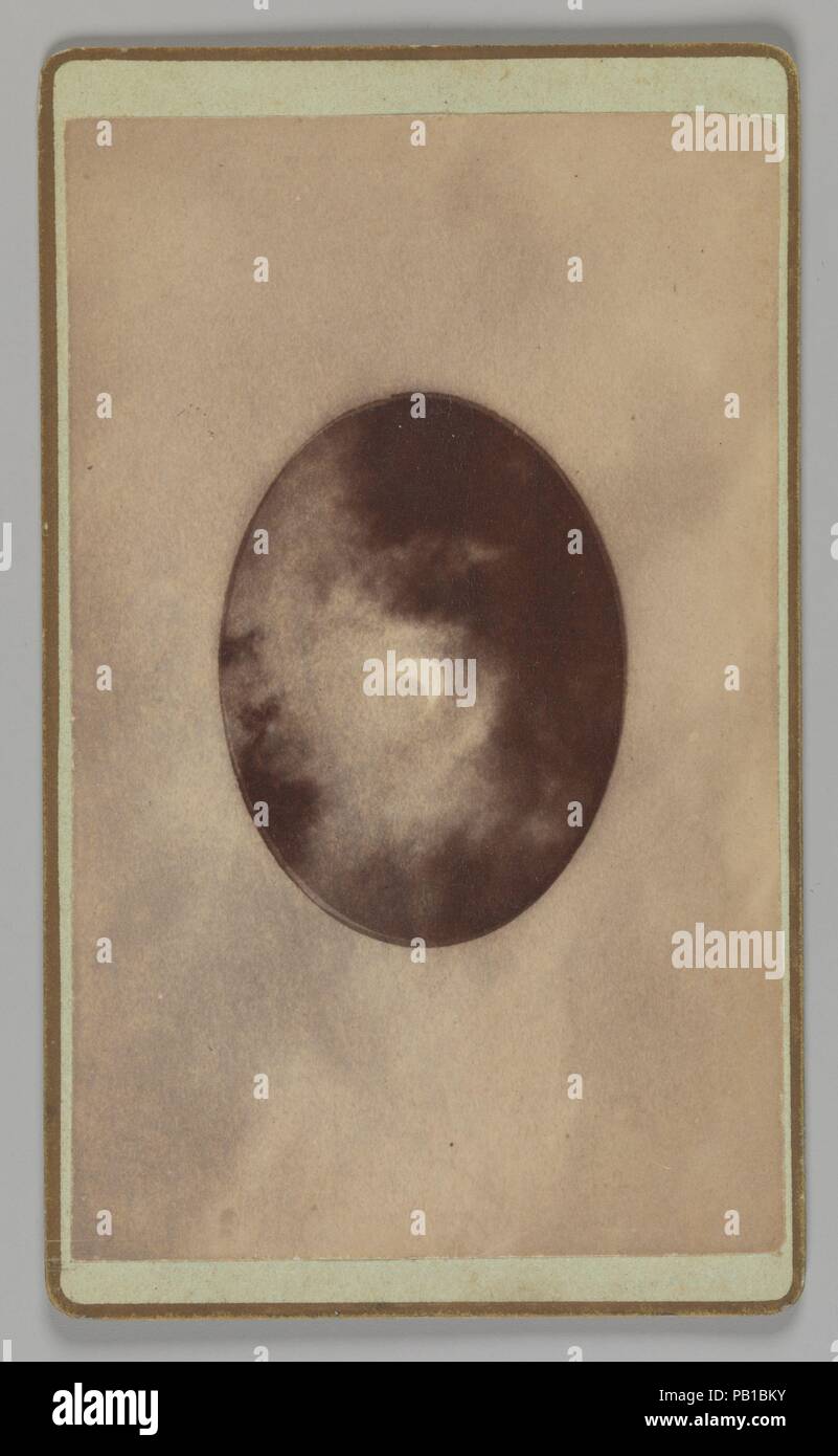 [Vignettierten Kopie Foto: Partielle Sonnenfinsternis der Mond]. Artist: Joseph F. Reiff (Amerikanische, geboren in Deutschland, Baden 1857-1935 Aurora, Illinois). Abmessungen: Bild: 2 5/16 x 3 11/16 in. (5,9 × 9,4 cm) Berg: 2 1/2 x 4 1/8 in. (6,3 × 10,5 cm). Datum: 1880. Museum: Metropolitan Museum of Art, New York, USA. Stockfoto
