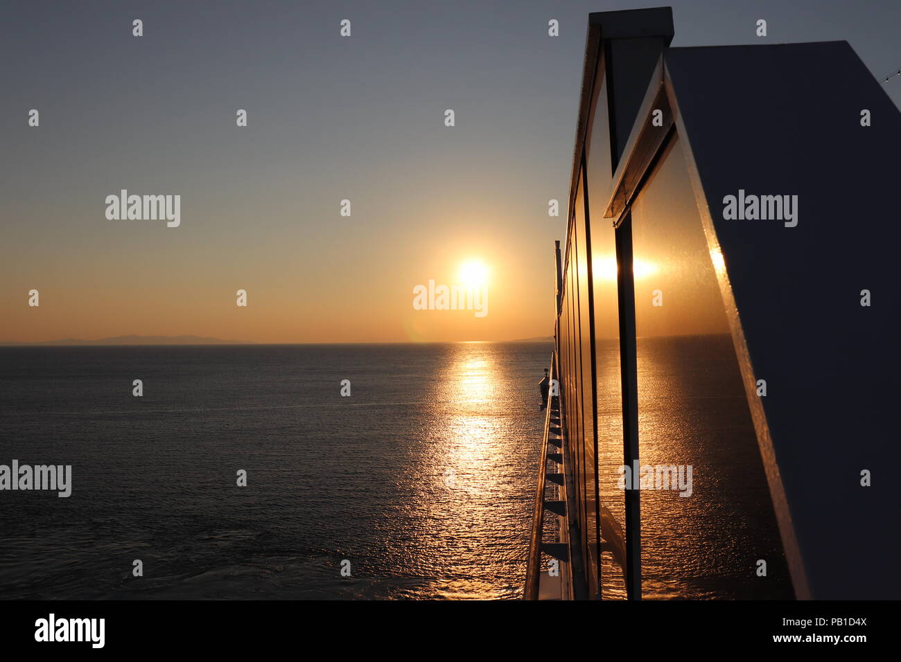 Sonnenuntergang auf dem Meer. Kreuzfahrt gegenüber Griechenland. Sommerurlaub. Sun ist das endgültige Ziel. Sonnenuntergang auf der Adria. Sonnigen Abend. Träume auf dem Wasser. Sonnigen Tag Stockfoto
