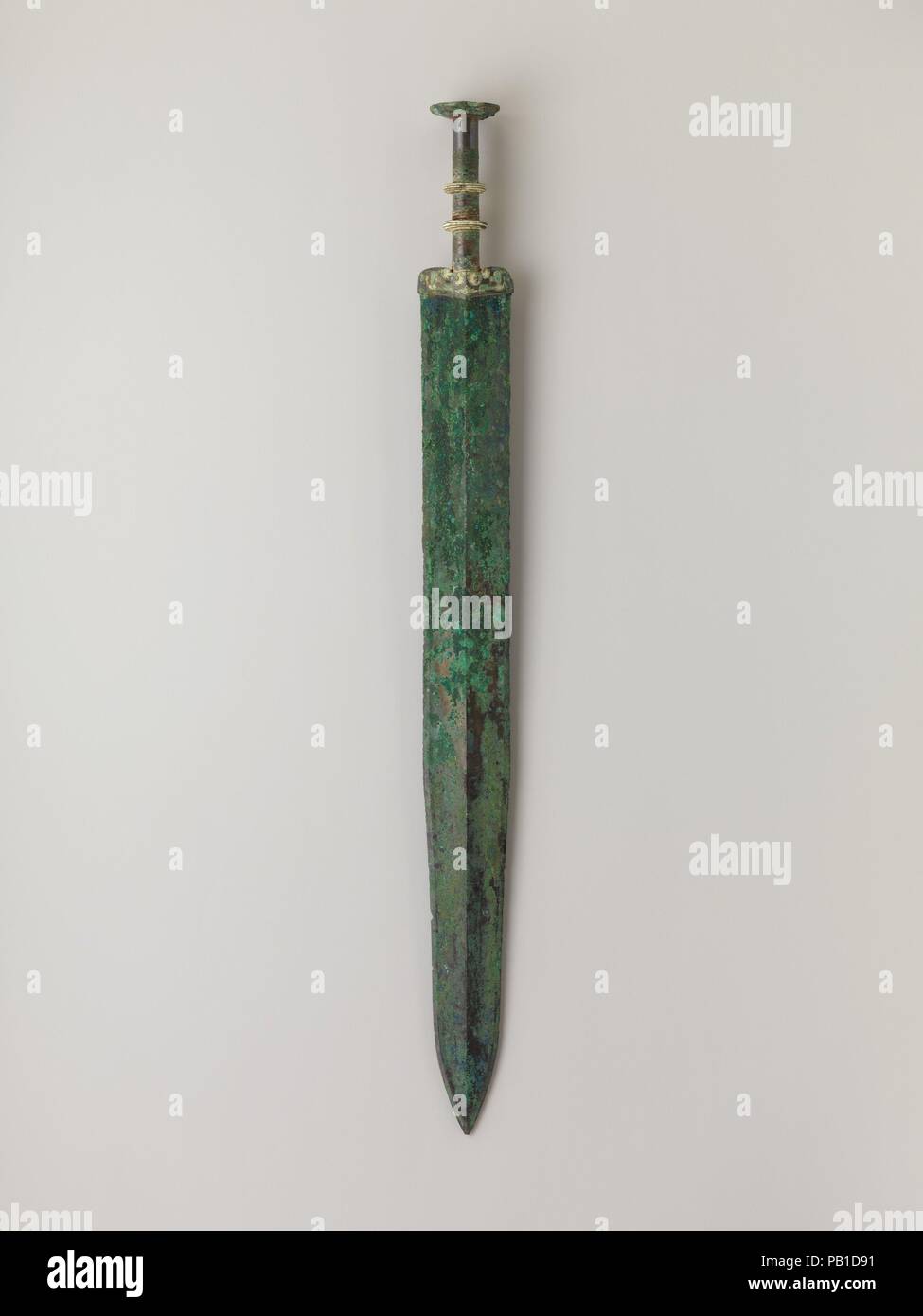 Schwert. Kultur: China. Abmessungen: L 22 cm. (56,2 cm). Datum: Ca. 4.-3.Jh. v. Chr.. Museum: Metropolitan Museum of Art, New York, USA. Stockfoto