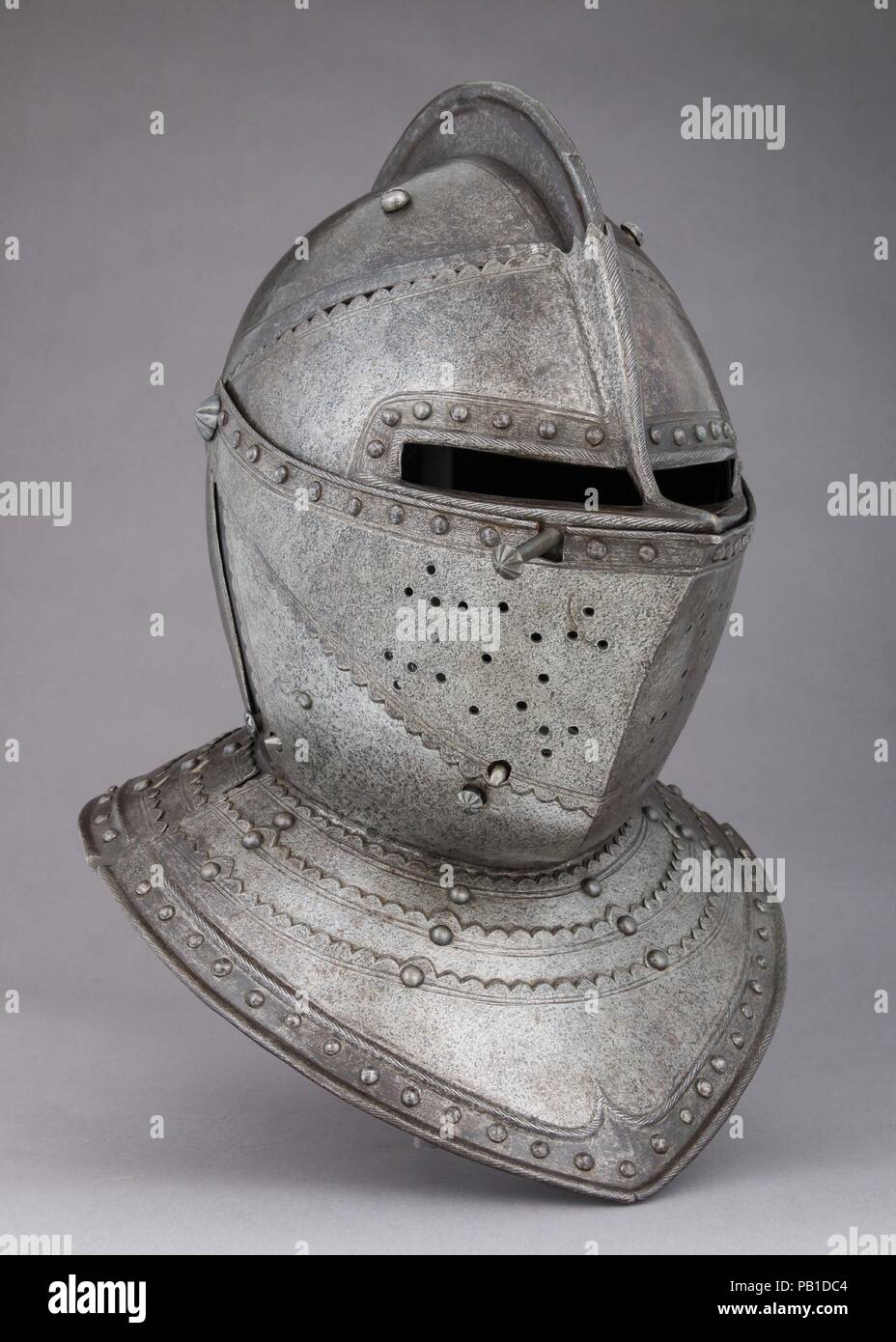 Close-Helmet für das Feld. Kultur: Französisch. Abmessungen: H.15 cm. (40 cm); W. 11 3/8 in. (28,9 cm); D. 14 5/8 in. (37,1 cm); Wt. 13 lb. 14 oz. (6293 g). Datum: Ca. 1620-30. Der zweiteilige Aufbau der Helm Schüssel, die bogenkante der Platten, und die markante snub-gerochene Profil des Visor recall Französische Helme von etwa 1620-30. Die Stärkung der Schuß-Platten auf einer Seite der Schüssel geschraubt, die hinzufügen 3 lbs 10 oz (1675 g) das Gesamtgewicht, sind selten auf hlemets für kürassiere. Unter dem stärkt, die ursprüngliche Glatt blau-schwarze Oberfläche der Schüssel Stockfoto