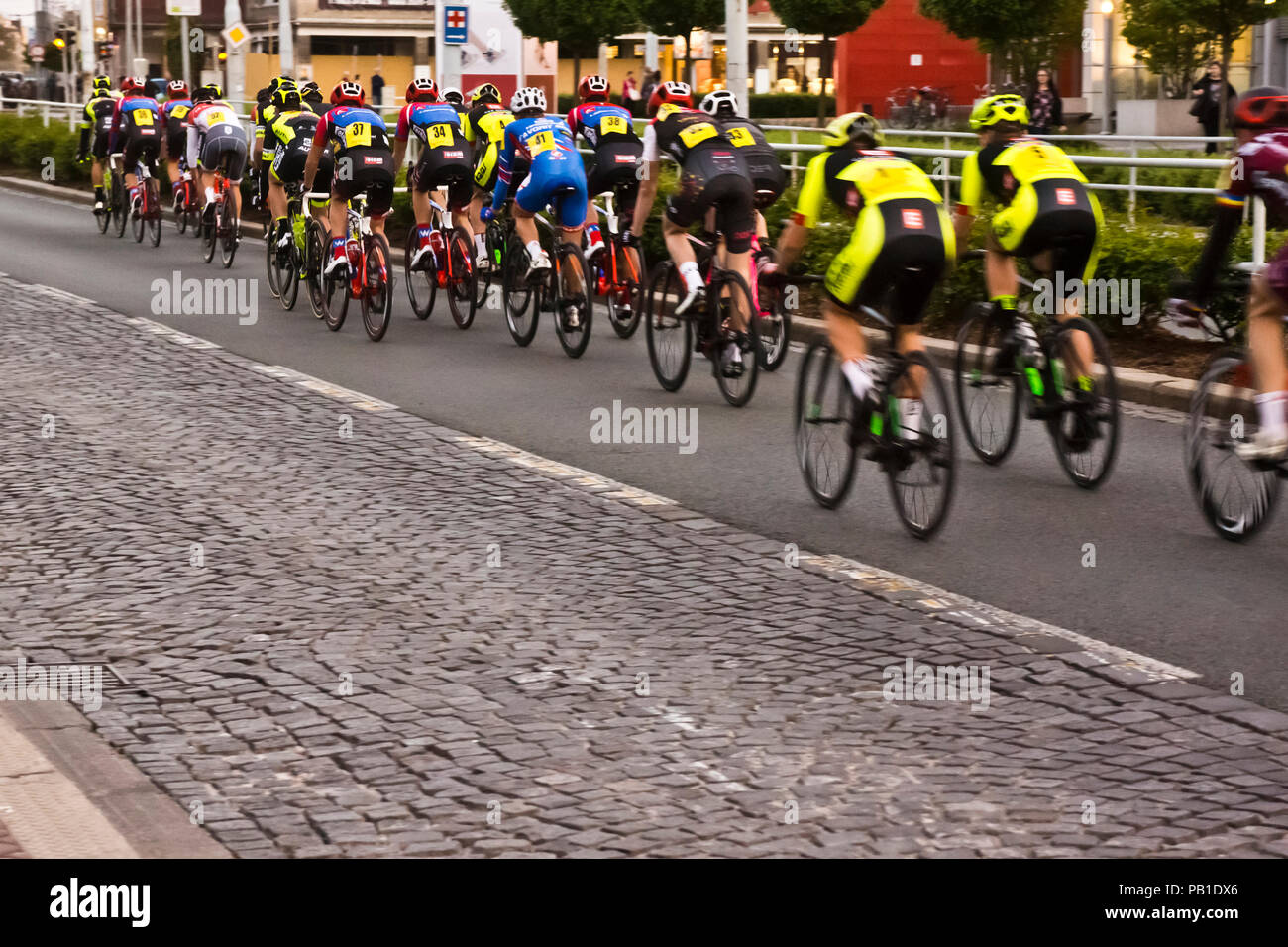 Radfahrer sprinten bei einer Probefahrt Fahrrad, das in den Straßen der Stadt Stockfoto