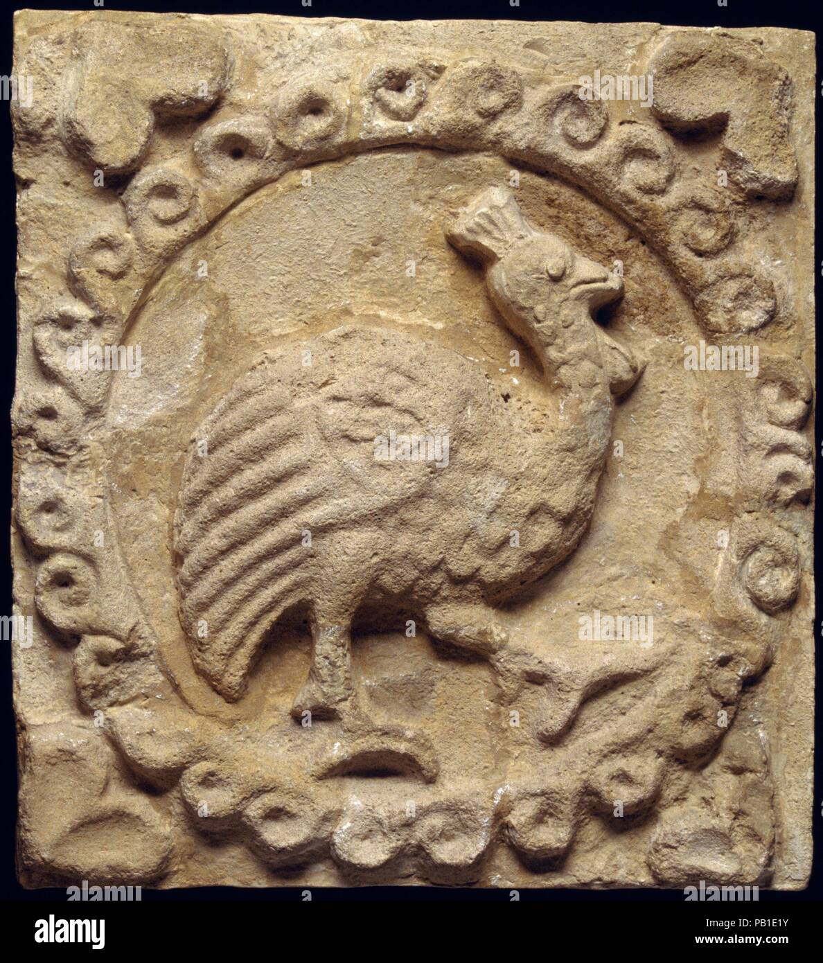 Wandpaneele mit ein perlhuhn. Kultur: Sassanidischen. Abmessungen: H.10 1/2x W. 9 3/4 in. (26,7 x 24,8 cm). Datum: Ca. 6. Jahrhundert n. Chr.. Stuck Reliefs wurden häufig verwendet, um die iwans und Empfangshallen von Elite sassanidischen Häuser zu dekorieren. Viele Beispiele wurden in ausgegrabenen Häuser in der ctesiphon, einschließlich dieses Panel von Umm ez-ZA "tir-Darstellung einer Perlhuhn gefunden. Die Platzierung der Vogel in einem roundel, in diesem Fall von Spiralgehäuse Designs geschaffen wurde, ist eine gemeinsame Regelung für Stuck Muster. Die Verwendung von Formen zu Stuckarbeiten für die Schaffung von großen sich wiederholende Muster und Desi erlaubt machen Stockfoto