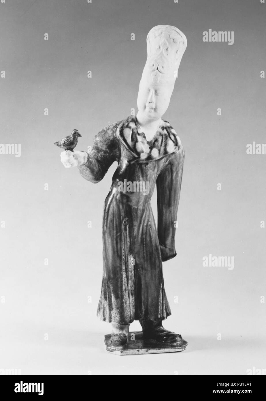 Abbildung eines Falconer. Kultur: China. Abmessungen: H.13 cm. (34,9 cm). Datum: Ca. Später 7. - die erste Hälfte des 8. Jahrhunderts. Diese ausländischen Gentleman von der Jagd, oder Falconer, trägt ein Western im asiatischen Stil langen Mantel mit breiten Revers und Western Stiefel im asiatischen Stil. Seine aufwendigen Hoch eingebaut hat ist Merkmal der Zentralasiatischen Kopfbedeckungen. Museum: Metropolitan Museum of Art, New York, USA. Stockfoto