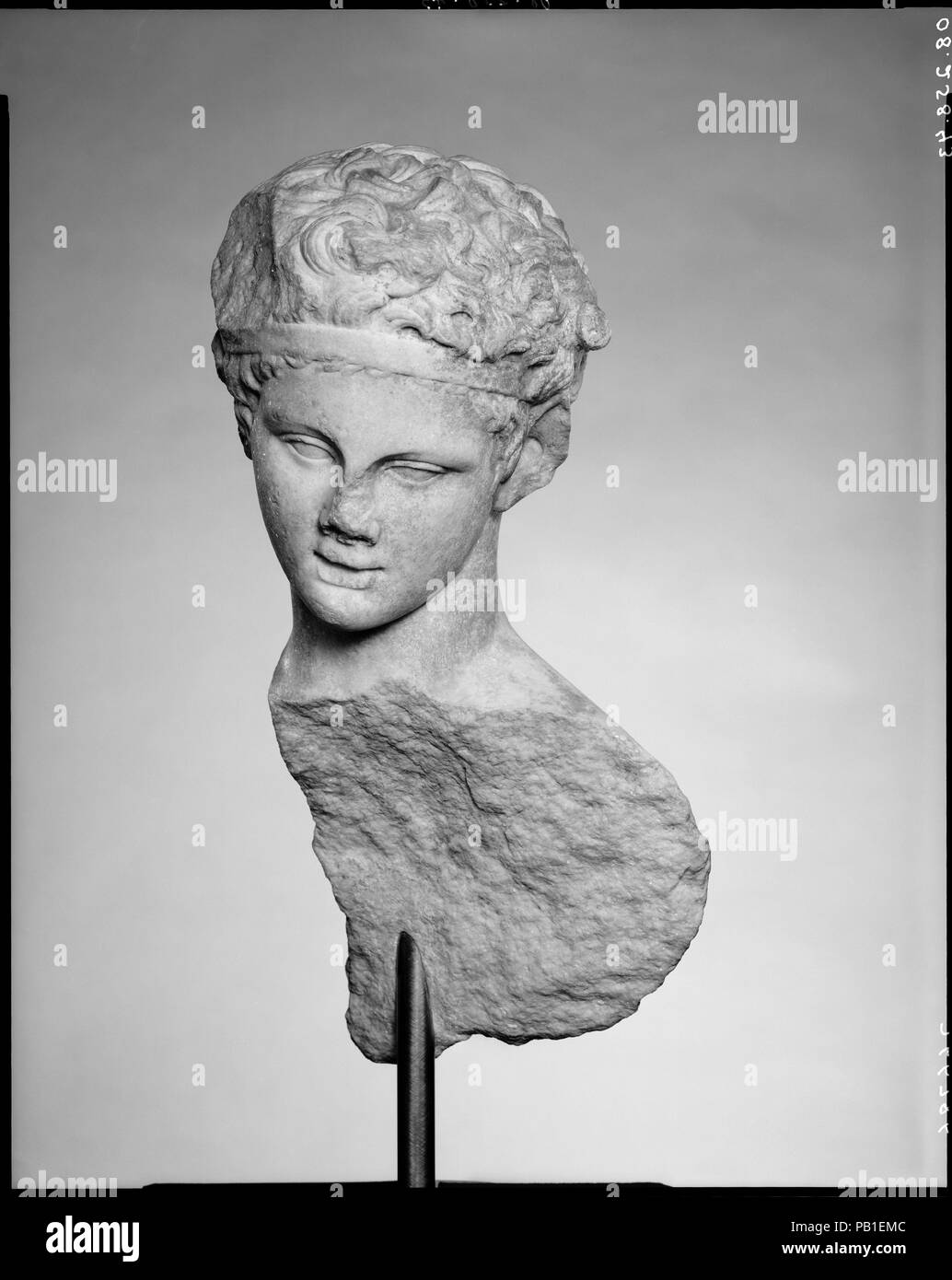 Kopf und ein Teil der Rückseite einer Marmorstatue. Kultur: Roman. Abmessungen: H. 17 1/4 (43,8 cm) Breite 8 cm (21.0) Tiefe 8 1/2 (21,6 cm). Datum: 1. oder 2. nachchristlichen Jahrhundert. Kopie eines Griechische Statue aus dem 4. Jahrhundert v. Chr. die jungen Satyr, identifizierbar durch seine Spitze die Ohren, wurde gezeigt, gießen Wein. Viele römische Kopien dieses ansprechende Arbeit sind heute bekannt. Museum: Metropolitan Museum of Art, New York, USA. Stockfoto