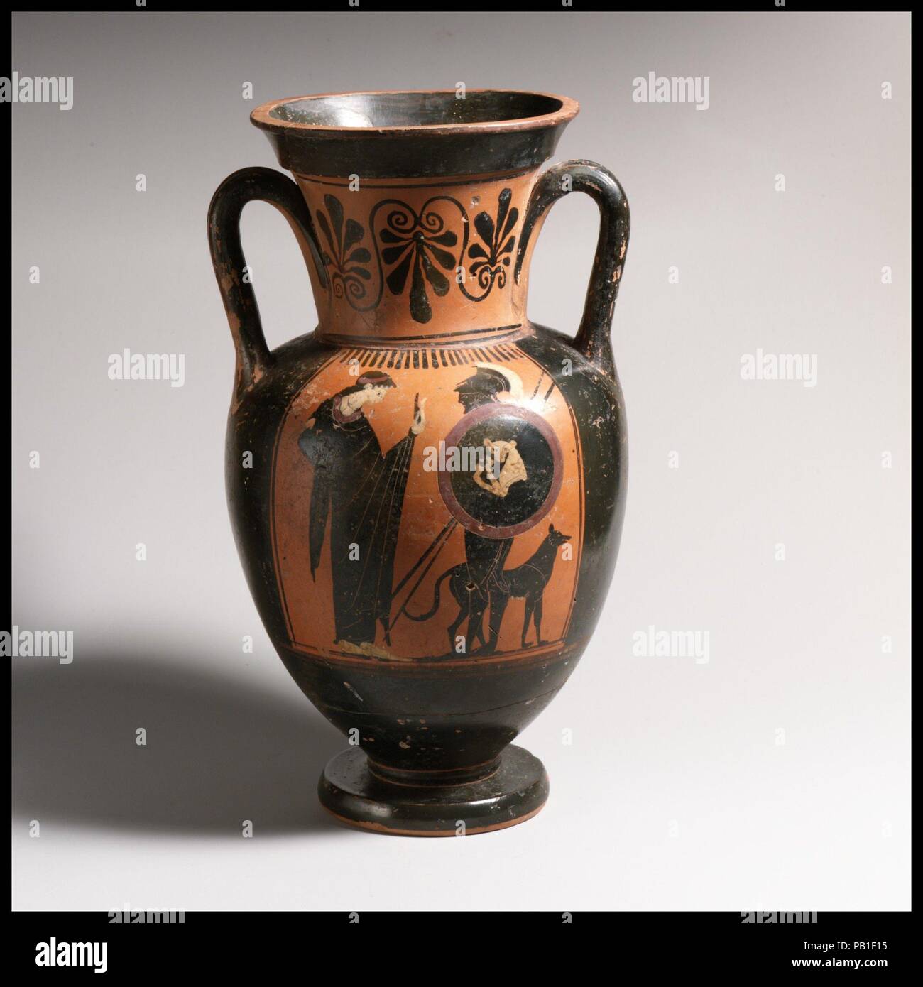 Neck-Amphora. Kultur: Griechisch, Dachboden. Abmessungen: Durchmesser: 6 7/8 x 5 1/2 x 4 1/16 in. (17,5 × 14 × 10,3 cm) Höhe: 12 cm. (31,1 cm). Datum: Ca. 500 v. Chr.. Vorderseite, Dionysos und Frau; Reverse, Frau und Krieger. Museum: Metropolitan Museum of Art, New York, USA. Stockfoto