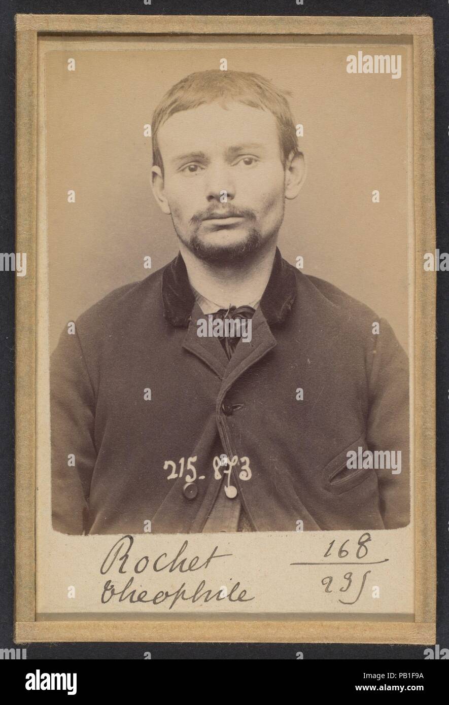 Rochet. Théophile. 24 ans, né à Rennes (Ille-et-Vilaine) Le 7/6/69. Cordonnier. Anarchiste. 18/03/94. Artist: Alphonse Bertillon (Französisch, 1853-1914). Abmessungen: 10,5 x 7 x 0,5 cm (4 1/8 x 2 3/4 x 3/16 in.). Datum: 1894. In einer vornehmen Familie der Wissenschaftler und Statistiker Bertillon geboren, begann seine Karriere als Sekretärin in der Kennzeichnung Bureau der Pariser Präfektur der Polizei in 1879. Mit der Aufrechterhaltung der zuverlässige Polizei Aufzeichnungen von Straftätern betraut, entwickelte er die erste moderne System der strafrechtlichen Ermittlung. Das System, das als Bertillonage bekannt wurde, hatte drei Komponenten: ein Stockfoto