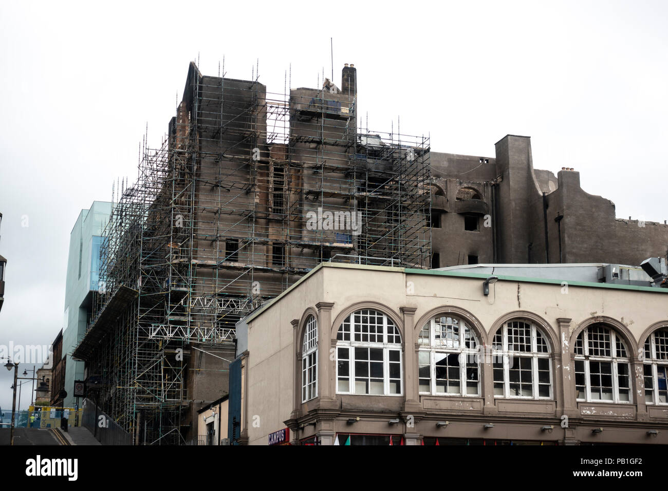 Blick auf Feuer beschädigte Glasgow School of Art in Glasgow. Gebäude wird nun aufgrund der Schwere des Schadens, Schottland abgerissen, Großbritannien Stockfoto