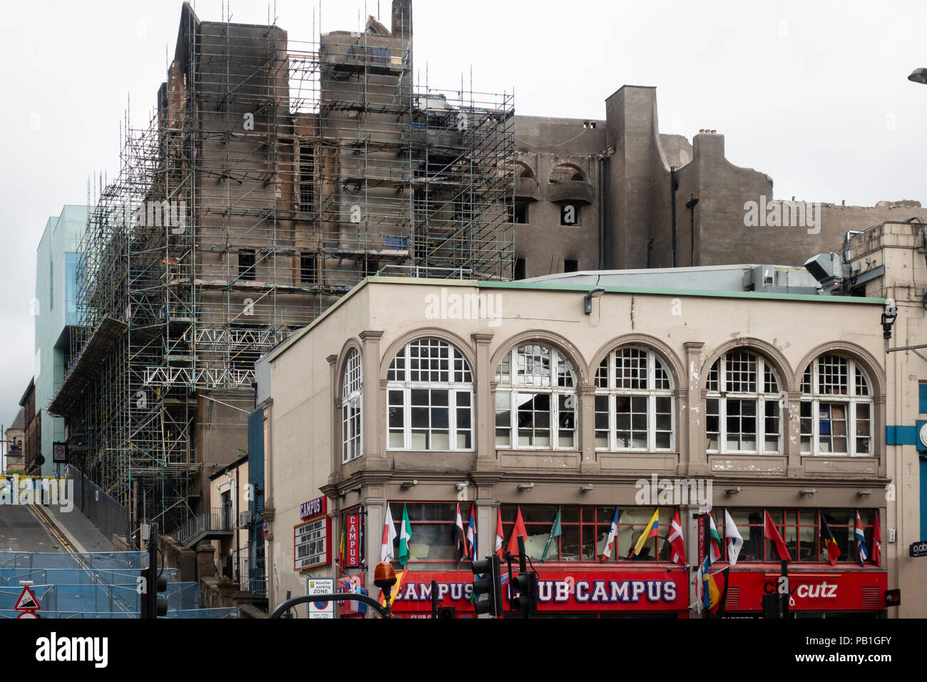Blick auf Feuer beschädigte Glasgow School of Art in Glasgow. Gebäude wird nun aufgrund der Schwere des Schadens, Schottland abgerissen, Großbritannien Stockfoto