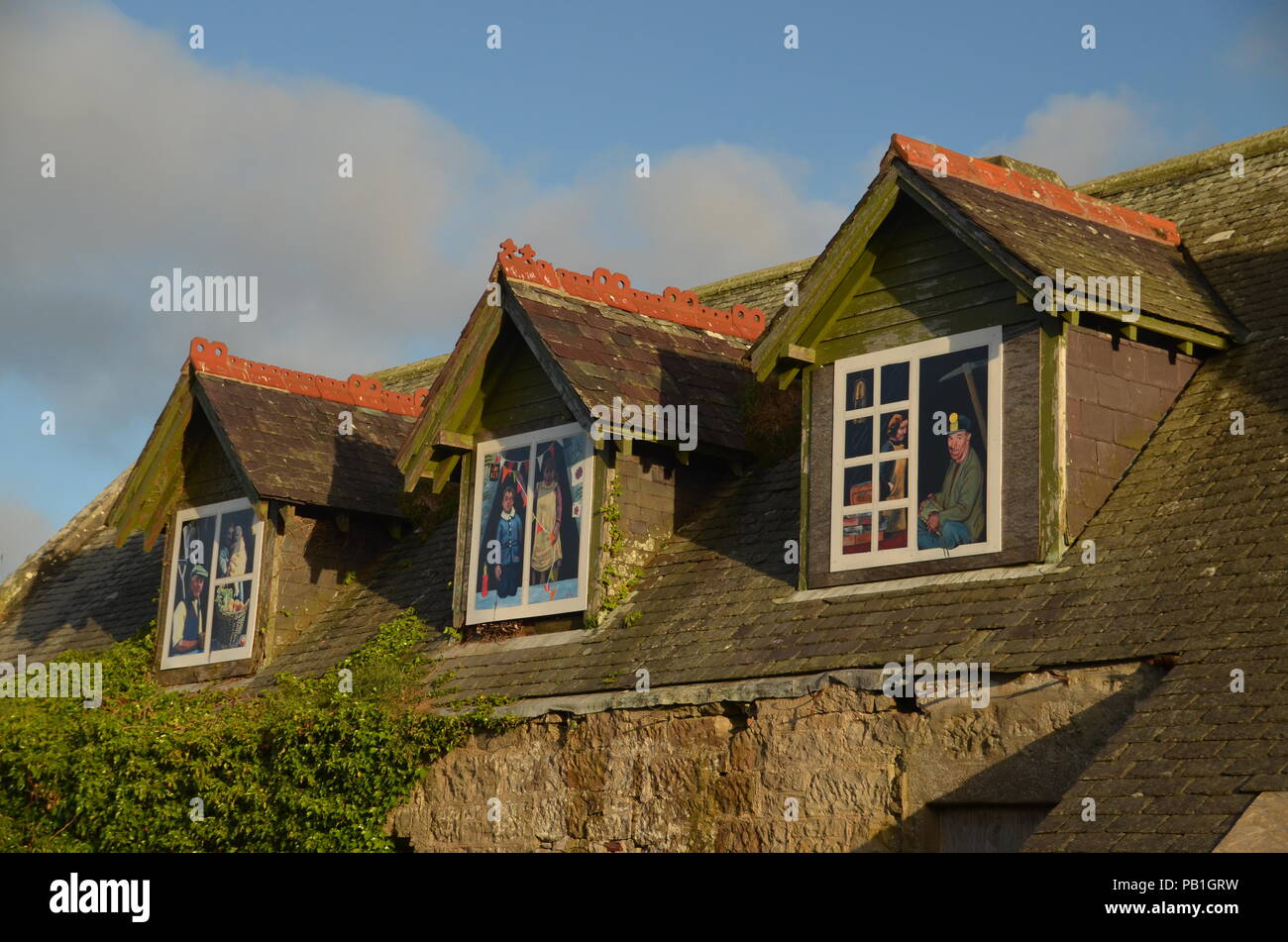 Fenster verschalt mit Kunst an der Brora Heritage Center, Schottland, Großbritannien Stockfoto