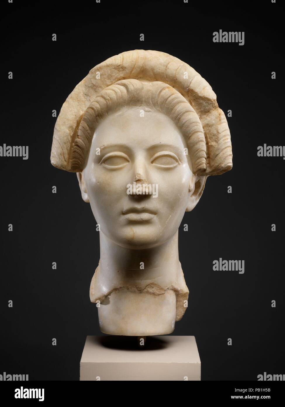 Marmor Porträt einer jungen Frau. Kultur: Roman. Abmessungen: H.14 cm. (37,5 cm). Datum: Ca. 98-117 N.CHR.. So werden aus Griechenland das Porträt der eine attraktive junge Frau hat eine vereinfachte Version der Frisur, die während der Herrschaft des Kaisers Trajan. Die raue Oberfläche auf der Rückseite des Halses zeigt an, dass der Kopf war in eine drapierte Statue eingestellt werden. Museum: Metropolitan Museum of Art, New York, USA. Stockfoto