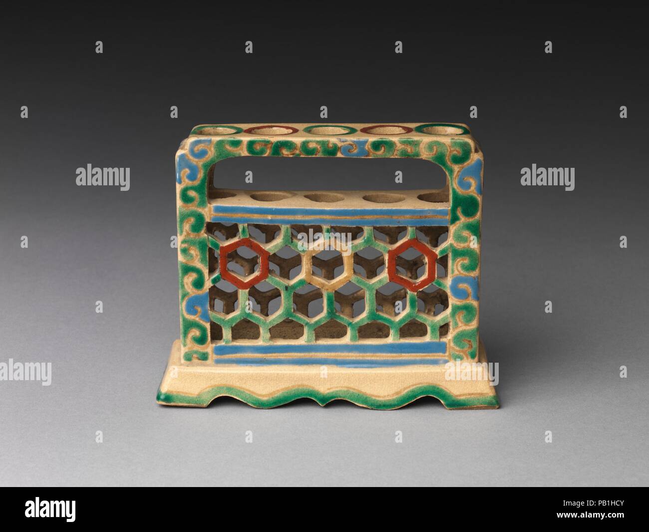 Bürstenhalter. Kultur: Japan. Abmessungen: H.5. (12.7 cmm); W. 5 1/2 in. (14 cm). Datum: 18. Museum: Metropolitan Museum of Art, New York, USA. Stockfoto