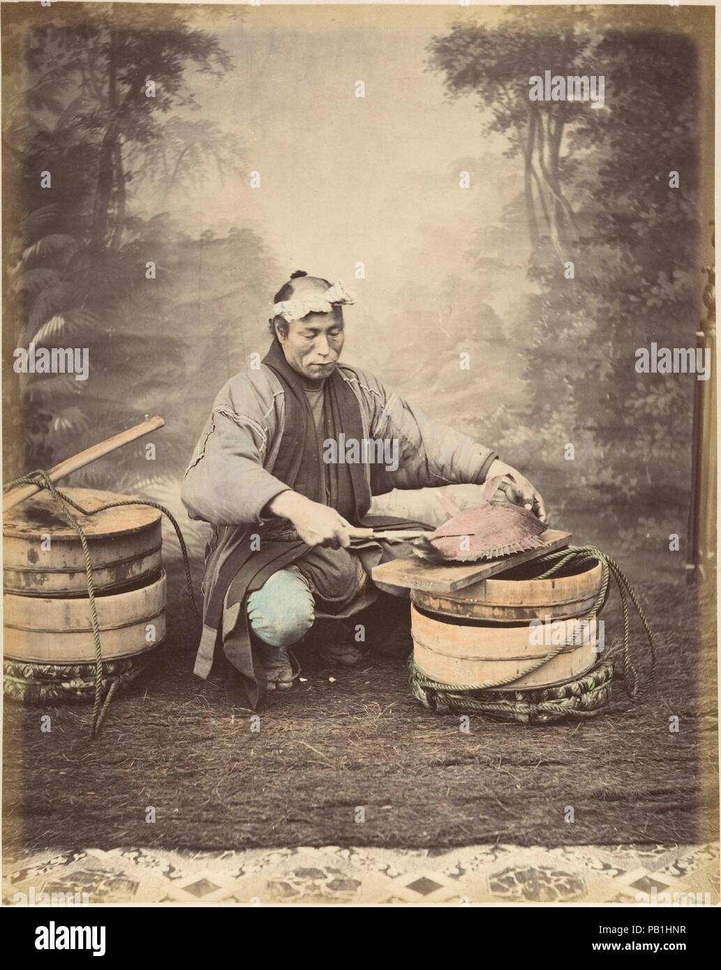 [Japaner Vorbereiten ein Fisch]. Artist: Suzuki Shin'ichi (Japanisch, 1835-1919). Abmessungen: 25,2 x 19,9 cm (9 15/16 x 7 13/16 in.). Datum: 1870. Museum: Metropolitan Museum of Art, New York, USA. Stockfoto