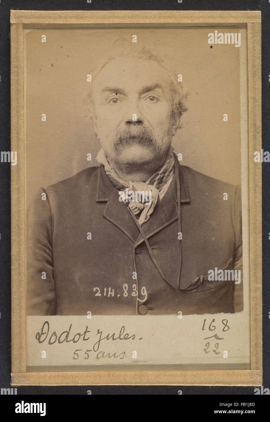 Dodot. Émile (ou Jules). 55 ans, né à Paris Ier. Cordonnier. Anarchiste. 27/2/94. Artist: Alphonse Bertillon (Französisch, 1853-1914). Abmessungen: 10,5 x 7 x 0,5 cm (4 1/8 x 2 3/4 x 3/16 in.). Datum: 1894. In einer vornehmen Familie der Wissenschaftler und Statistiker Bertillon geboren, begann seine Karriere als Sekretärin in der Kennzeichnung Bureau der Pariser Präfektur der Polizei in 1879. Mit der Aufrechterhaltung der zuverlässige Polizei Aufzeichnungen von Straftätern betraut, entwickelte er die erste moderne System der strafrechtlichen Ermittlung. Das System, das als Bertillonage bekannt wurde, hatte drei Komponenten: Anthropometrische Messungen Stockfoto