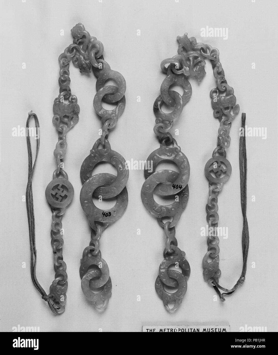 Kette. Kultur: China. Abmessungen: Jede H. in 19. (48,3 cm). Museum: Metropolitan Museum of Art, New York, USA. Stockfoto
