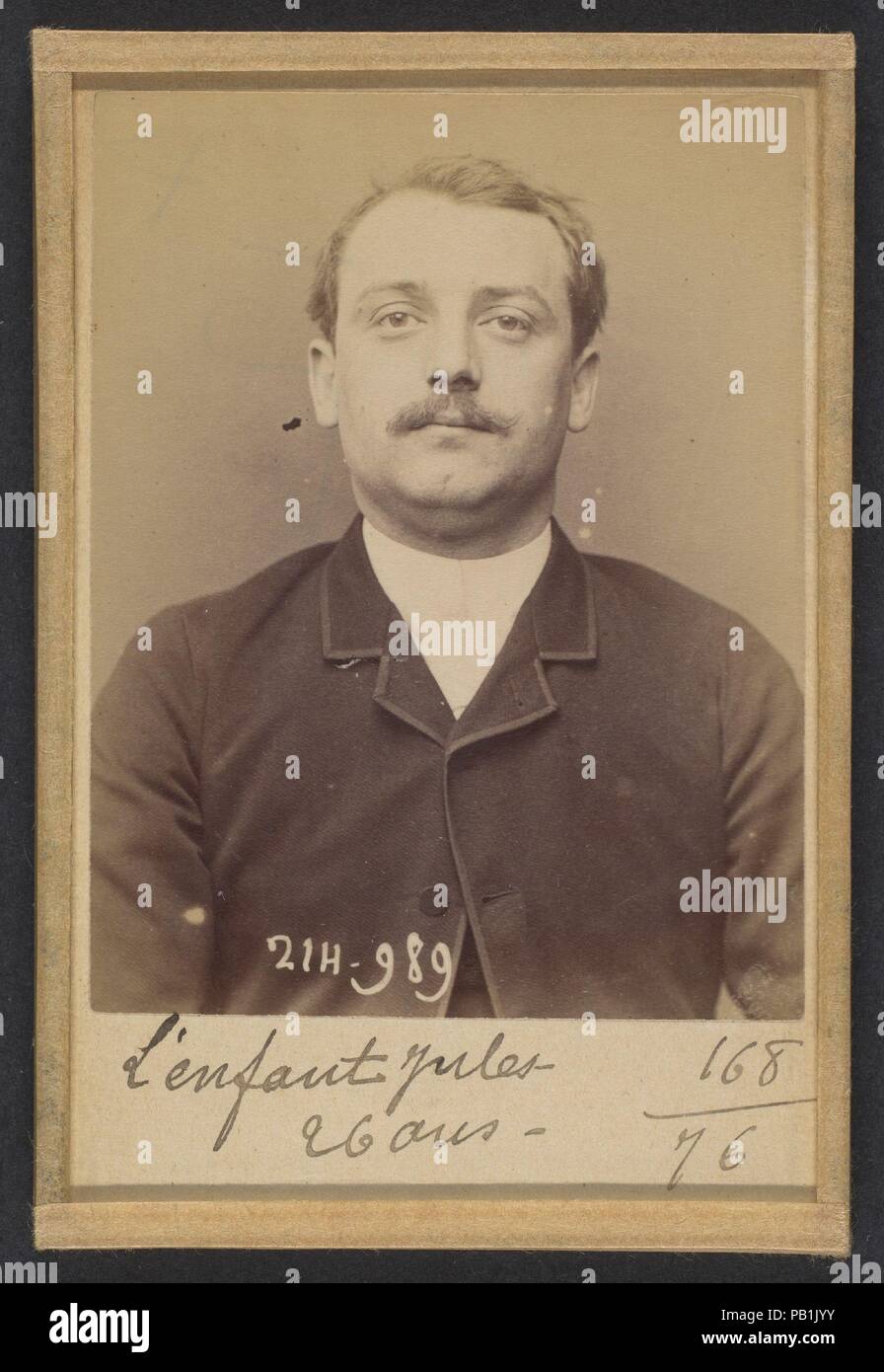 Lenfant. Émile, Jules. 26 ans, né à Choisy-le-Roi (Seine). Modeleur. Anarchiste. 2/3/94. Artist: Alphonse Bertillon (Französisch, 1853-1914). Abmessungen: 10,5 x 7 x 0,5 cm (4 1/8 x 2 3/4 x 3/16 in.). Datum: 1894. In einer vornehmen Familie der Wissenschaftler und Statistiker Bertillon geboren, begann seine Karriere als Sekretärin in der Kennzeichnung Bureau der Pariser Präfektur der Polizei in 1879. Mit der Aufrechterhaltung der zuverlässige Polizei Aufzeichnungen von Straftätern betraut, entwickelte er die erste moderne System der strafrechtlichen Ermittlung. Das System, das als Bertillonage bekannt wurde, hatte drei Komponenten: Anthropometrische Stockfoto