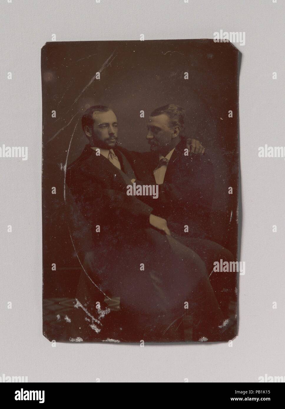 [Zwei Männer sitzen, eine in der anderen Runde, mit den Händen in suggestiven Positionen]. Artist: Unbekannt (Amerikanischen). Abmessungen: Bild: 8 x 5.2 cm (3 1/8 x 2 1/16 in.). Datum: 1880. Museum: Metropolitan Museum of Art, New York, USA. Stockfoto