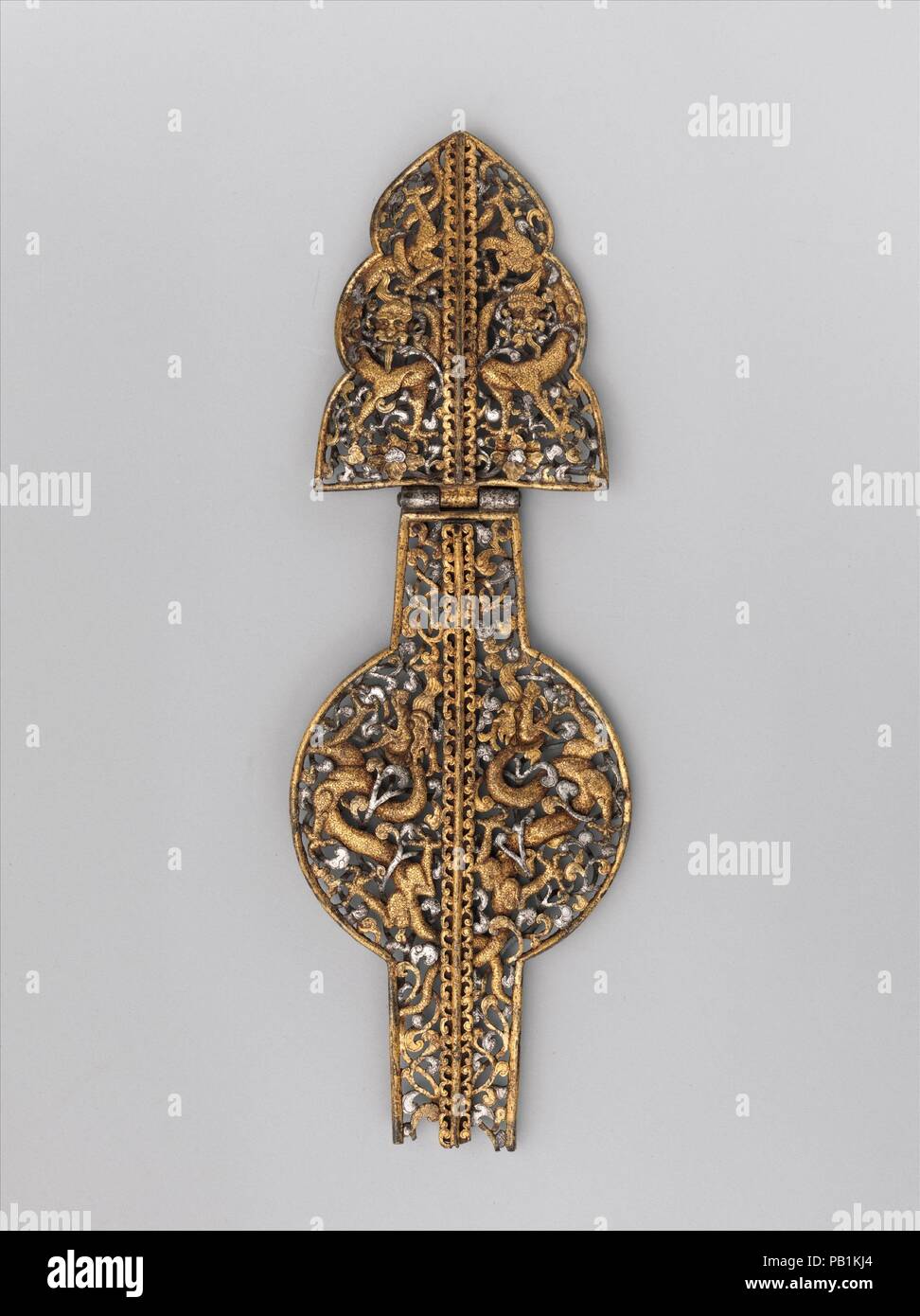 Frontale Platte aus einem Shaffron (Pferdekopf Verteidigung). Kultur: Tibetische. Abmessungen: H. 16 1/4 (41,3 cm); W. 5 3/8 in. (13,7 cm); Wt. 1 lb. 10.3 oz. (745.6 g). Datum: 16. bis 17. Jahrhundert. Die meisten der überlebenden Tibetischen shaffrons sind rein funktionale Rüstungen mit minimal, wenn überhaupt, Dekoration. Dieses herausragende Beispiel ist eine der wenigen Ausnahmen von der Regel. Es besteht aus zwei Platten von der Mitte eines shaffron oder Verteidigung, die ursprünglich Teil einer sehr aufwändige Set von horse Armor, die zu einem hochrangigen tibetischen oder mongolischen Edelmann gewesen. Es ist das einzige Wissen Stockfoto