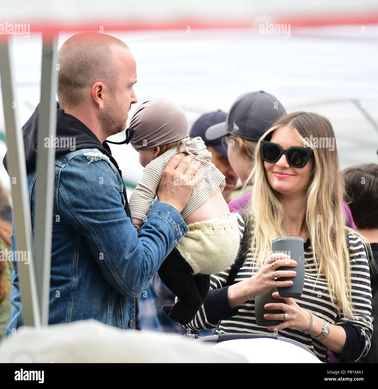 Aaron Paul Und Frau Lauren Parsekian Nehmen Ihre Tochter Geschichte Annabelle Paul Auf Dem Bauernmarkt In Los Angeles Usa Mit Aaron Paul Lauren Parsekian Wo Los Angeles Kalifornien Vereinigte Staaten Wenn 24