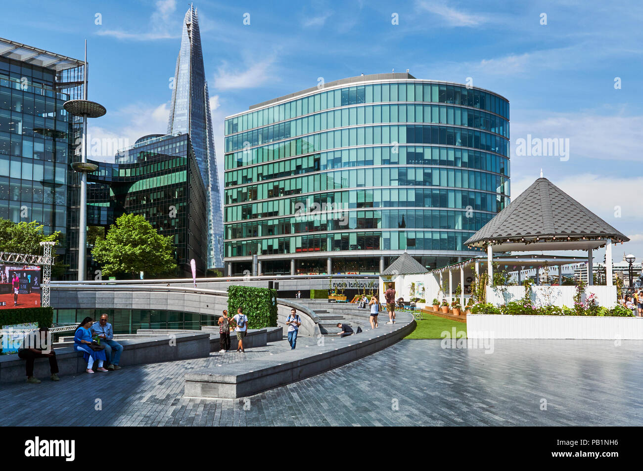 Mehr London statt auf der South Bank, London, UK, im Sommer, mit der Schaufel Amphitheater und der Shard im Hintergrund Stockfoto