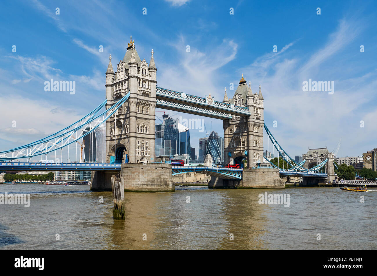 Die Tower Bridge, London UK, von der South Bank, mit Blick auf die Stadt Stockfoto