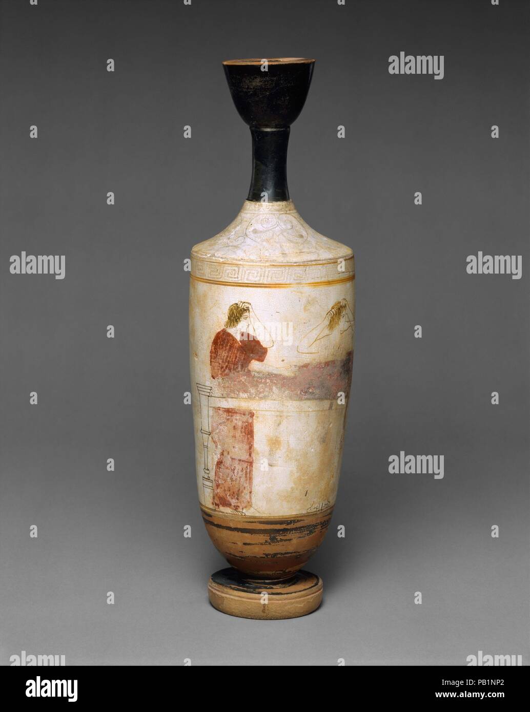 Terrakotta lekythos (Öl Flasche). Kultur: Griechisch, Dachboden. Abmessungen: H.12 cm. (31,8 cm) mit 3 3/4 in. Durchmesser (9,5 cm). Datum: Ca. 450 v. Chr.. Prothesen (der Toten) die Prothese, ein zentraler Bestandteil der grabkunst Ritual, ist in der Sammlung des Metropolitan Museum vertreten bereits in der Mitte des achten Jahrhunderts v. Chr. Die wesentlichen Elemente - die Verstorbenen auf eine Bahre gelegt, von den Mitgliedern des Haushalts- und Trauernden umgeben - über Jahrhunderte unverändert geblieben. In dieser Darstellung, gibt es offensichtlich Interesse an Differenzierung der Trauernden und die Nutzung der Kontrast zwischen dem hellen backgro Stockfoto