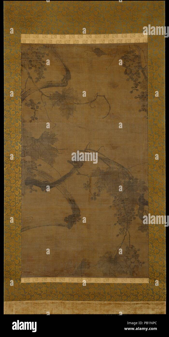 Grapevine im Wind. Artist: Unbekannter Künstler. Kultur: Korea. Abmessungen: Bild: 34 1/2 in. × 19. (87,6 × 48,3 cm) Insgesamt mit Montage: 77 × 24 cm. (195,6 × 62,2 cm) Insgesamt mit den Knöpfen: 77×27. (195,6 × 68,6 cm). Datum: 16. Ein Wind - warf Grapevine, schwere mit reifenden Früchten, ist mit meisterhaft fließend Pinsel Techniken dargestellt. Die Herrschaft der Serpentine Niederlassungen wird ausgeführt mit Anschlägen von wechselnden Druck und Geschwindigkeit für beide Kontur und Volumen zu empfehlen in eine Technik, bekannt als "fliegende White' (in welchen Bereichen von Unlackierten Seide sichtbar sind Links). Die kontrastierenden Text Stockfoto