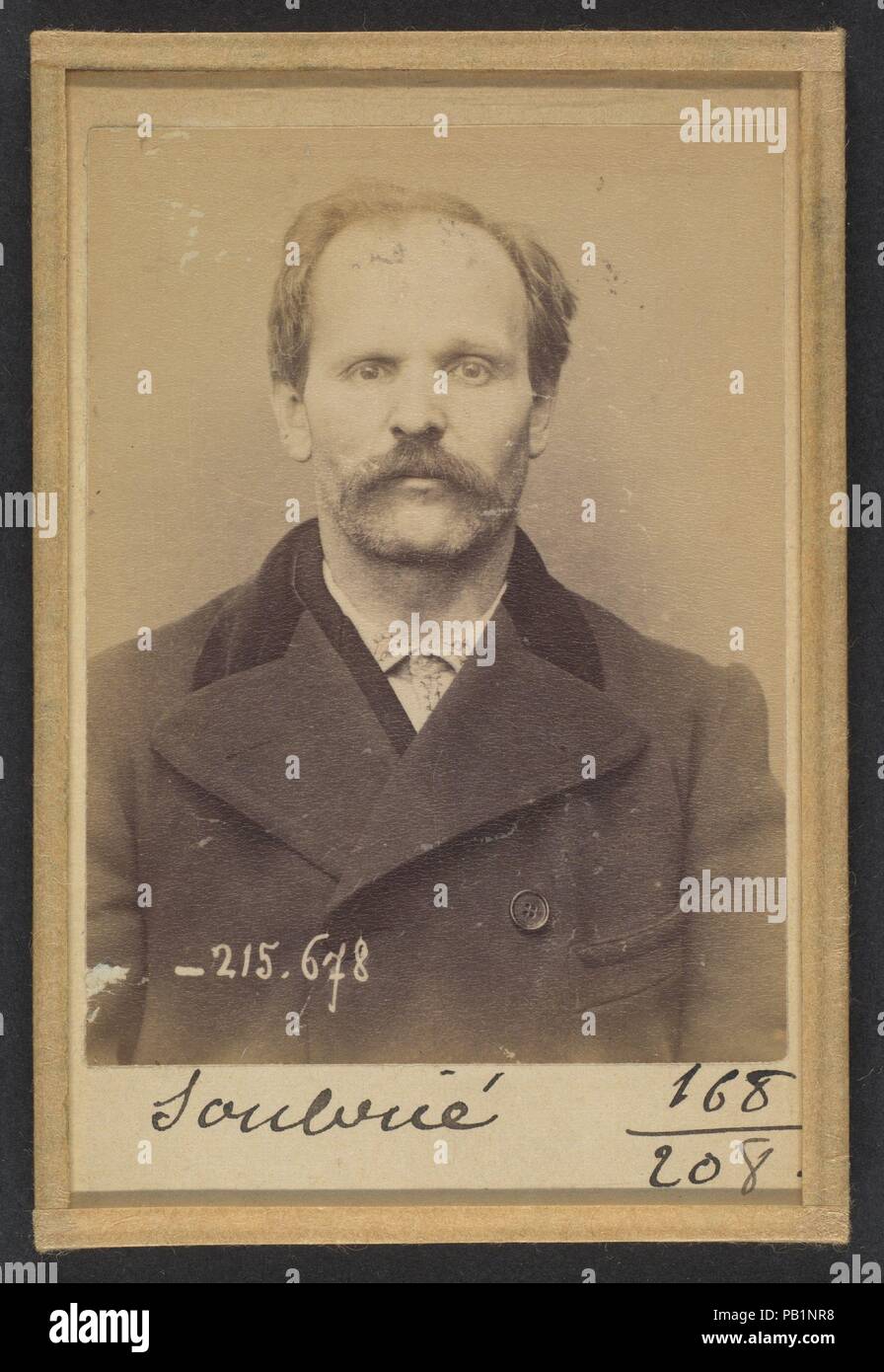 Soubrié. François. 39 ans, né à Livignac-le-Haut (Aveyron). Brûleur de Café. Anarchiste. 14/3/94. Artist: Alphonse Bertillon (Französisch, 1853-1914). Abmessungen: 10,5 x 7 x 0,5 cm (4 1/8 x 2 3/4 x 3/16 in.). Datum: 1894. In einer vornehmen Familie der Wissenschaftler und Statistiker Bertillon geboren, begann seine Karriere als Sekretärin in der Kennzeichnung Bureau der Pariser Präfektur der Polizei in 1879. Mit der Aufrechterhaltung der zuverlässige Polizei Aufzeichnungen von Straftätern betraut, entwickelte er die erste moderne System der strafrechtlichen Ermittlung. Das System, das als Bertillonage bekannt wurde, hatte drei Komponenten: anthr Stockfoto