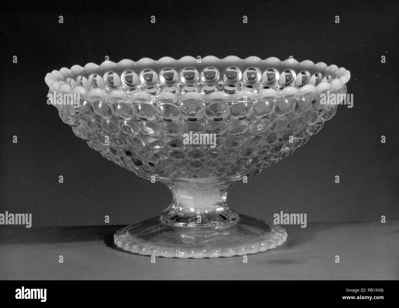 Kompott. Kultur: American. Abmessungen: H. 4 1/2 in. (11,4 cm); Durchm. 8 in. (20,3 cm). Schöpfer: Richards und Hartley Flint Glass Co. (Ca. 1870-1890). Datum: Ca. 1888. Museum: Metropolitan Museum of Art, New York, USA. Stockfoto