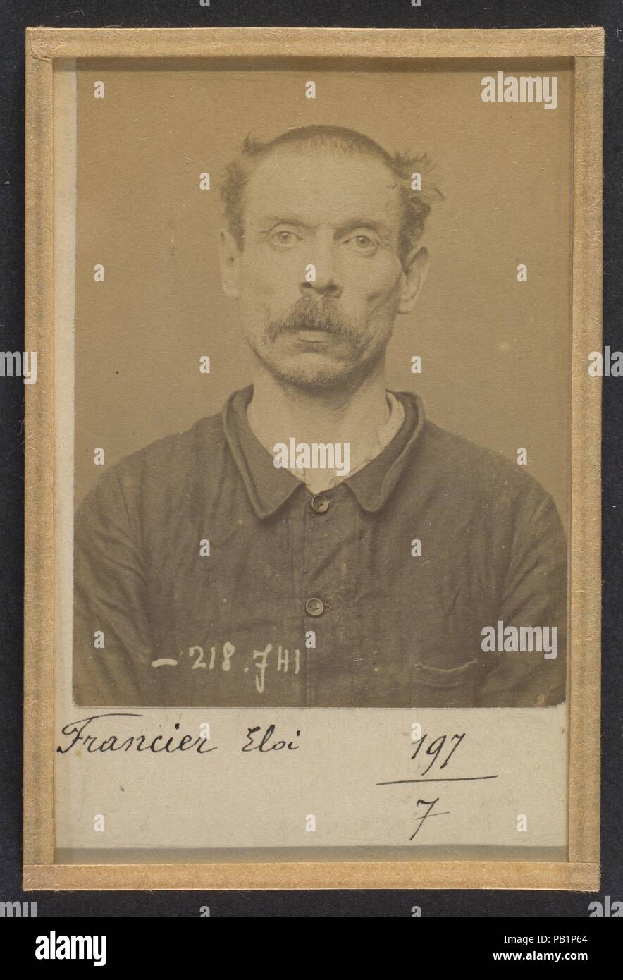 Francier. Éloi. 41 ans, né le 28/10/53 à Resson-le-Long (Aisne). Ébéniste. Anarchiste. 22/05/94. Artist: Alphonse Bertillon (Französisch, 1853-1914). Abmessungen: 10,5 x 7 x 0,5 cm (4 1/8 x 2 3/4 x 3/16 in.). Datum: 1894. In einer vornehmen Familie der Wissenschaftler und Statistiker Bertillon geboren, begann seine Karriere als Sekretärin in der Kennzeichnung Bureau der Pariser Präfektur der Polizei in 1879. Mit der Aufrechterhaltung der zuverlässige Polizei Aufzeichnungen von Straftätern betraut, entwickelte er die erste moderne System der strafrechtlichen Ermittlung. Das System, das als Bertillonage bekannt wurde, hatte drei Komponenten: Anthr Stockfoto