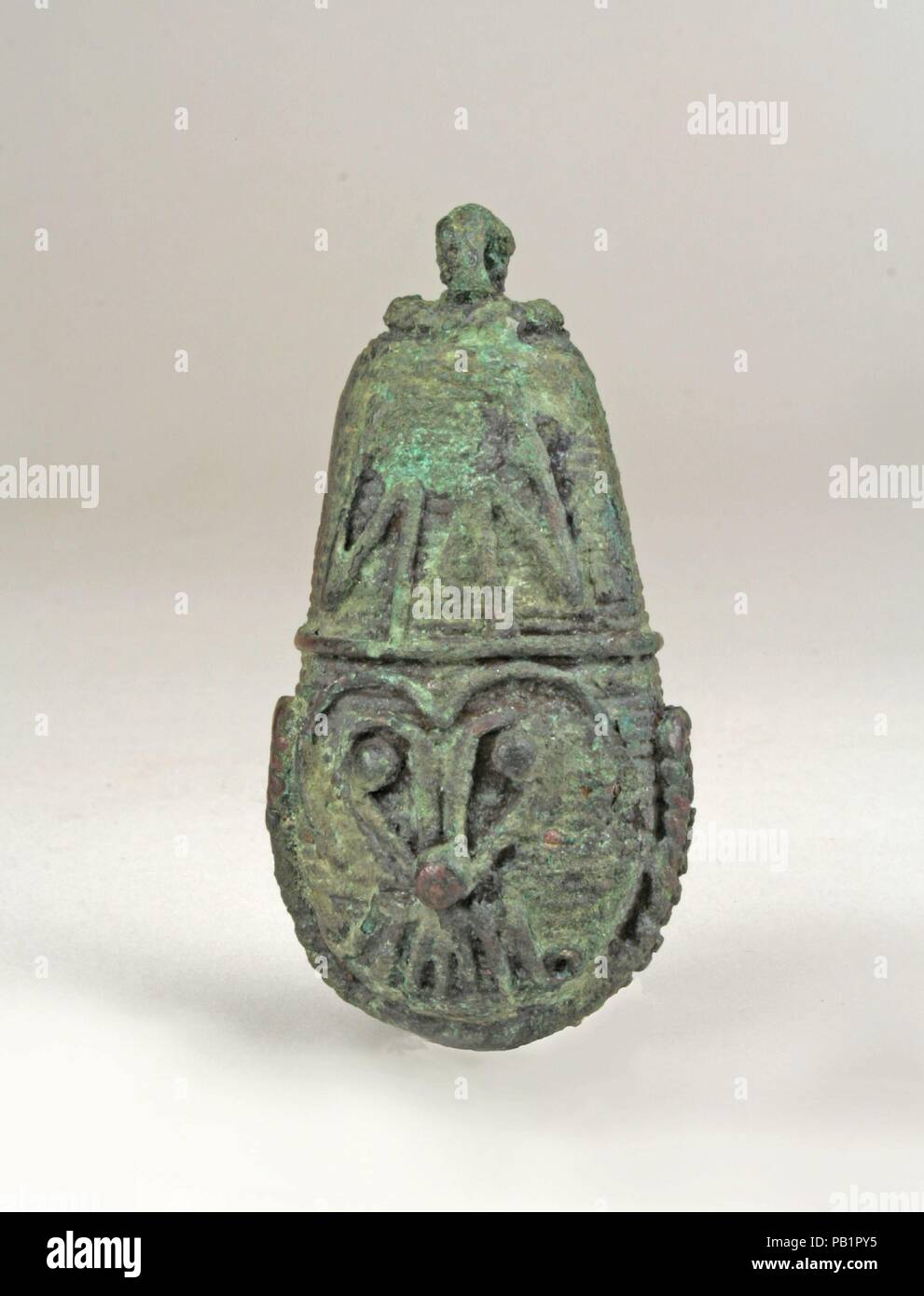 Glocke mit Gesicht (tlaloc). Kultur: West Mexiko. Abmessungen: H.2 5/8 x W. 1 3/8 x 1 3/8 in. (6,7 x 3,5 x 3,5 cm). Datum: 11.-16. Jahrhundert. Metallarbeiter in West Mexiko produziert diese Birnenförmigen Bell zwischen dem 11. und 16. Jahrhundert. Es ist wahrscheinlich von einer Kupferlegierung, Kupfer chemisch gemischt mit einem anderen Element - auf die Analyse von ähnlichen Glocken (Hosler 2014; Schulze 2008). Die IG Metall beschäftigte verloren - Wachs gießen, die Glocke zu fabrizieren und verwendet ein filigranes Design. Die Glocke zeigt das Gesicht von Tlaloc, eine Gottheit in verschiedenen Teilen von mesoamerika verehrt und mit zugehörigen Stockfoto