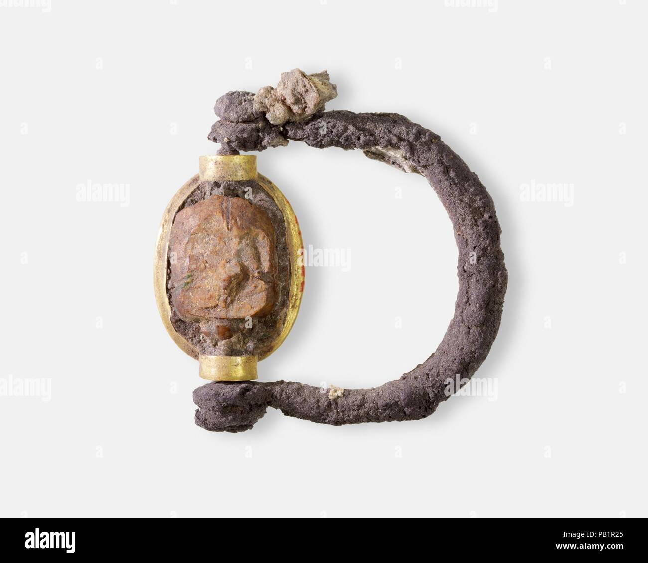 Skarabäus Ring der Neferkhawet. Abmessungen: Skarabäus in Lünette: L. 2 cm (13/16 in.); W. 1,3 cm (1/2 in.); H 0,8 cm (5/16 in.); Durchm. Der Ring 2,5 cm (1 in.). Dynastie: Dynasty 18, früh. Herrschaft: Regierungszeit Thutmose I. - früher alleinige Thutmose III. Datum: Ca. 1504-1447 v. Chr.. Museum: Metropolitan Museum of Art, New York, USA. Stockfoto