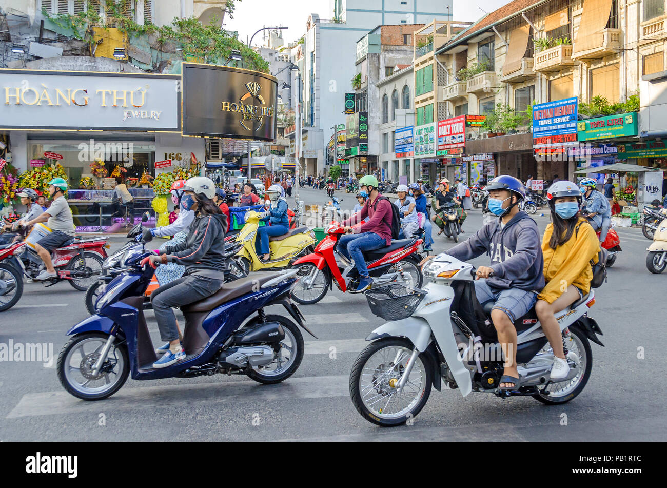 Ho Chi Minh City, Vietnam - Am 4. April, 2018: Blick auf die typisch Schnittpunkt der Vietnamesischen Straßen mit vielen Mopeds am Ende eines Arbeitstages und Stockfoto