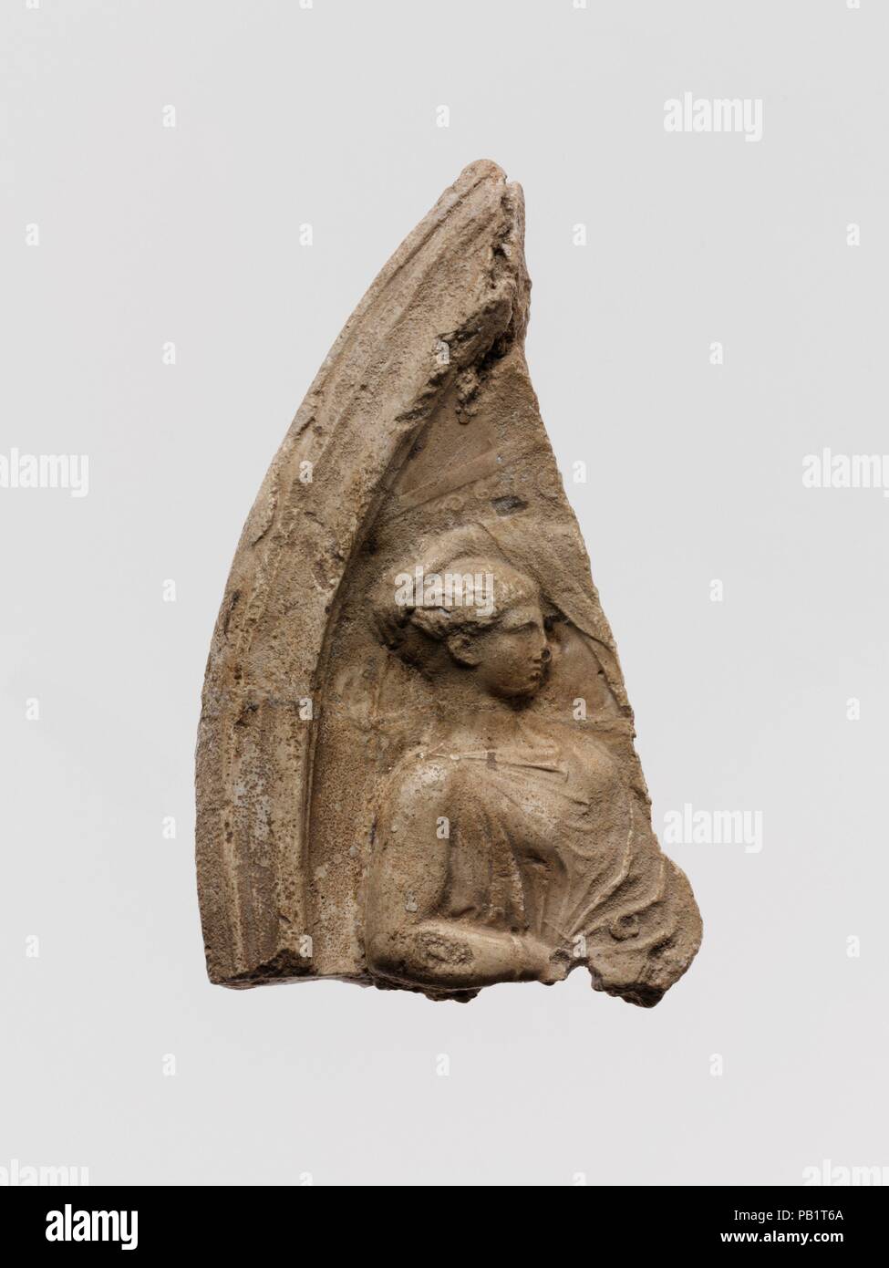Gips relief Fragment mit eine männliche Figur auf einem Thron. Kultur: Roman. Abmessungen: H.: 3 7/8 in. (9,8 cm). Datum: 1. Jh. N.CHR.. Von einem griechischen Metall Relief des 4. Jh. v. Chr. Gips Reliefs in diesem Fall angezeigt vom späten klassischen und hellenistischen Metall Reliefs gegossen wurden. Sie stammen wahrscheinlich von der frühen Kaiserzeit, wenn ähnliche Beispiele sind aus Ägypten, Rom, in der Schwarzmeerregion und Afghanistan bekannt. Die weit verbreitete Existenz dieser Reliefs über das Römische Reich und entlang der Handelsrouten spiegelt das Interesse, dass Roman Sammler für frühere Griechische funktioniert hatte. Mus Stockfoto