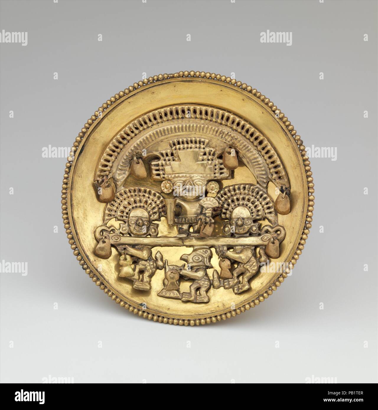 Mit earflare Multifigure Szene. Kultur: Chimú. Abmessungen: Durchm. 5 1/4 in. (13,5 cm). Datum: A.D. 1350-1470. Zu der Zeit, als die mächtigen Chimú Könige ihre Wüste Königreich an der Nordküste von Peru Küste im vierzehnten Jahrhundert etabliert hatte, Edelmetall- Produktion in dieser Region hatte nie da gewesenes Ausmaß erreicht hat. Objekte für die Elite hatte ostentative zeigt des Reichtums und der technischen Virtuosität, wie dieses Paar von Ohr Ornamente veranschaulicht. Von dünnen, gehämmert Blatt Gold, sie sind erstaunlich leicht, trotz ihrer Größe. Sie sind auf der multifigured frontals mit komplexen Szenen dekoriert. Ein d Stockfoto