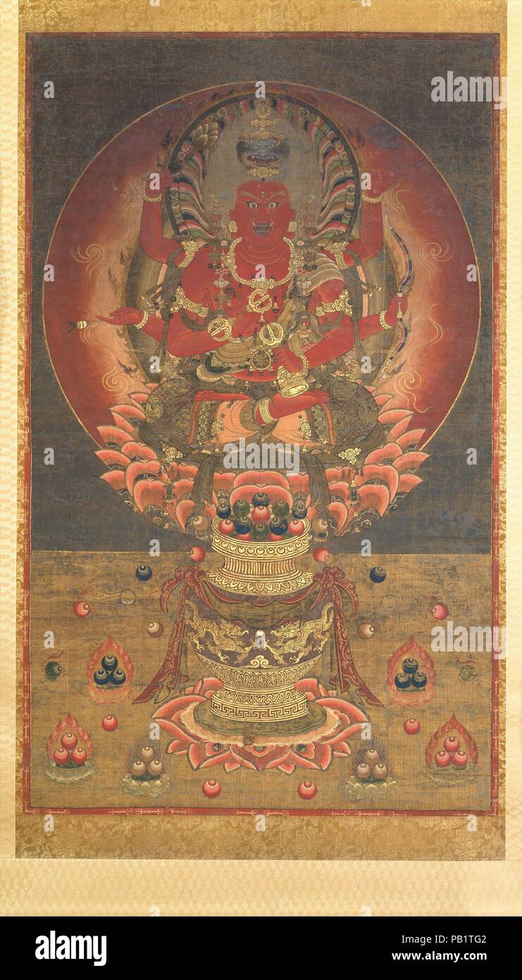 Aizen Myoo. Kultur: Japan. Abmessungen: 53 5/16 x 32 7/16 in. (135,4 x 82,4 cm). Datum: 14. Die blutroten Körper und flammenden Heiligenschein von aizen Myoo, die Weisheit des Königs von Leidenschaft, symbolisieren, wie, in der Buddhistischen Praxis, die gewaltsame Energien der Fleischlichkeit und Wunsch, in dem Streben nach Erleuchtung umgewandelt werden kann. Aizen Myoo ist die Verkörperung der Wut: sein Haar steht am Ende, einem knurrenden Löwen erhebt sich aus seinem Kopf, und seine sechs Arme schwingen esoterische buddhistische Waffen und andere Embleme der Macht. Den Bogen und den Pfeil in der Mitte Hände sind Attribute von Kama, der hinduistische Gott der Liebe angeeignet. In Contr Stockfoto